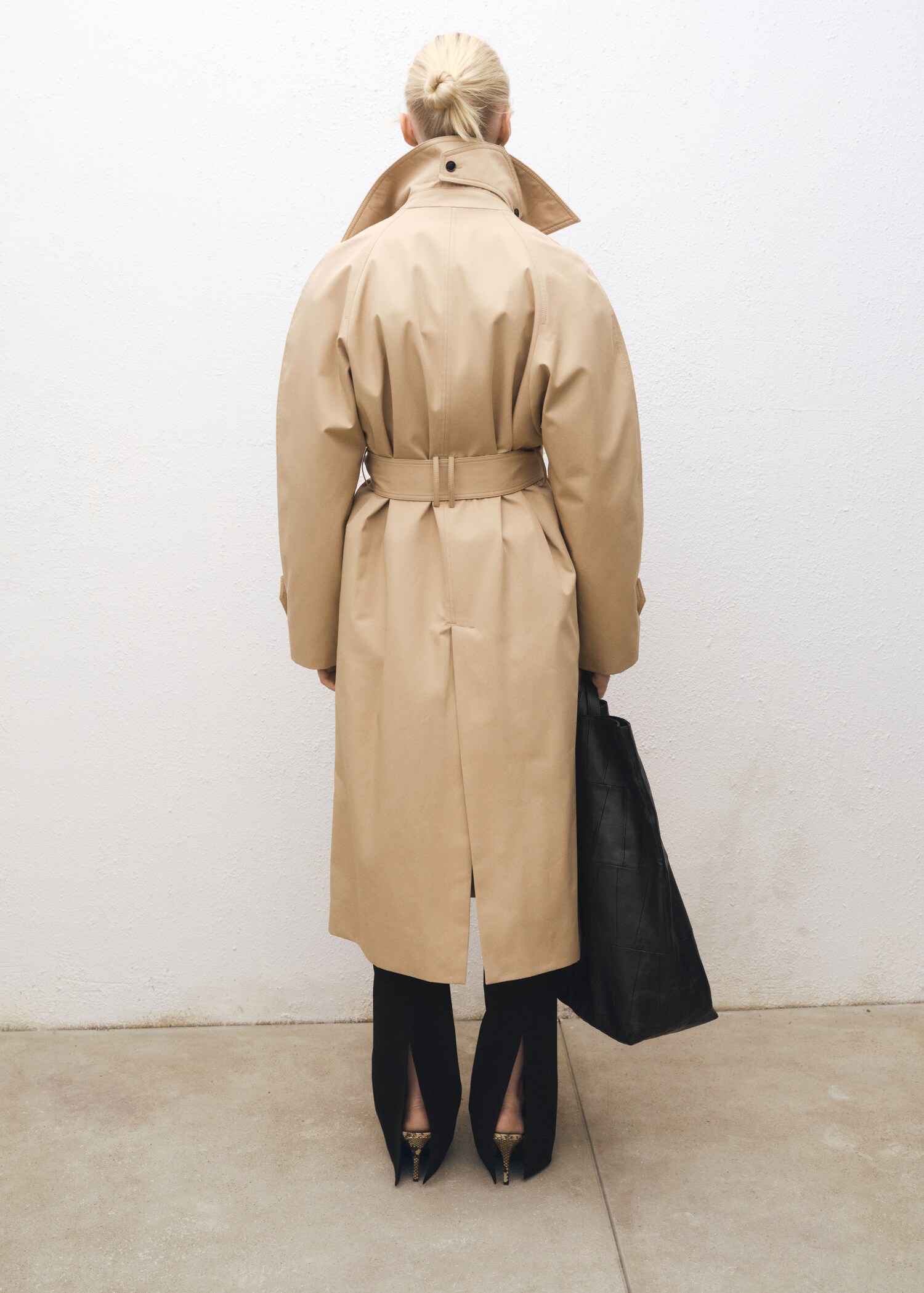 Langer Oversized-Trenchcoat aus Baumwolle - Rückseite des Artikels