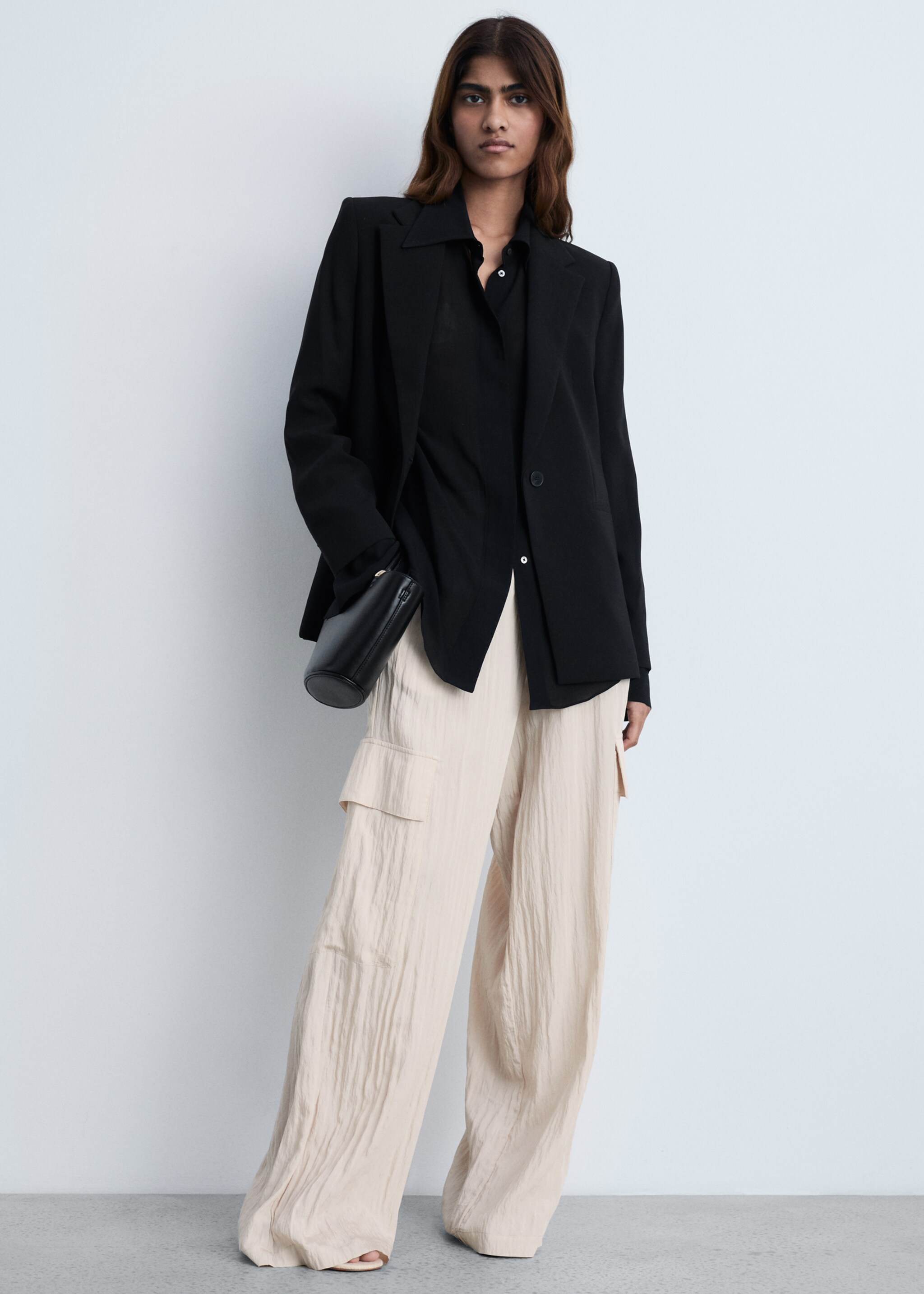 Textured cargo trousers - Details of the article 2, Sand. Ref: 87054778-00.