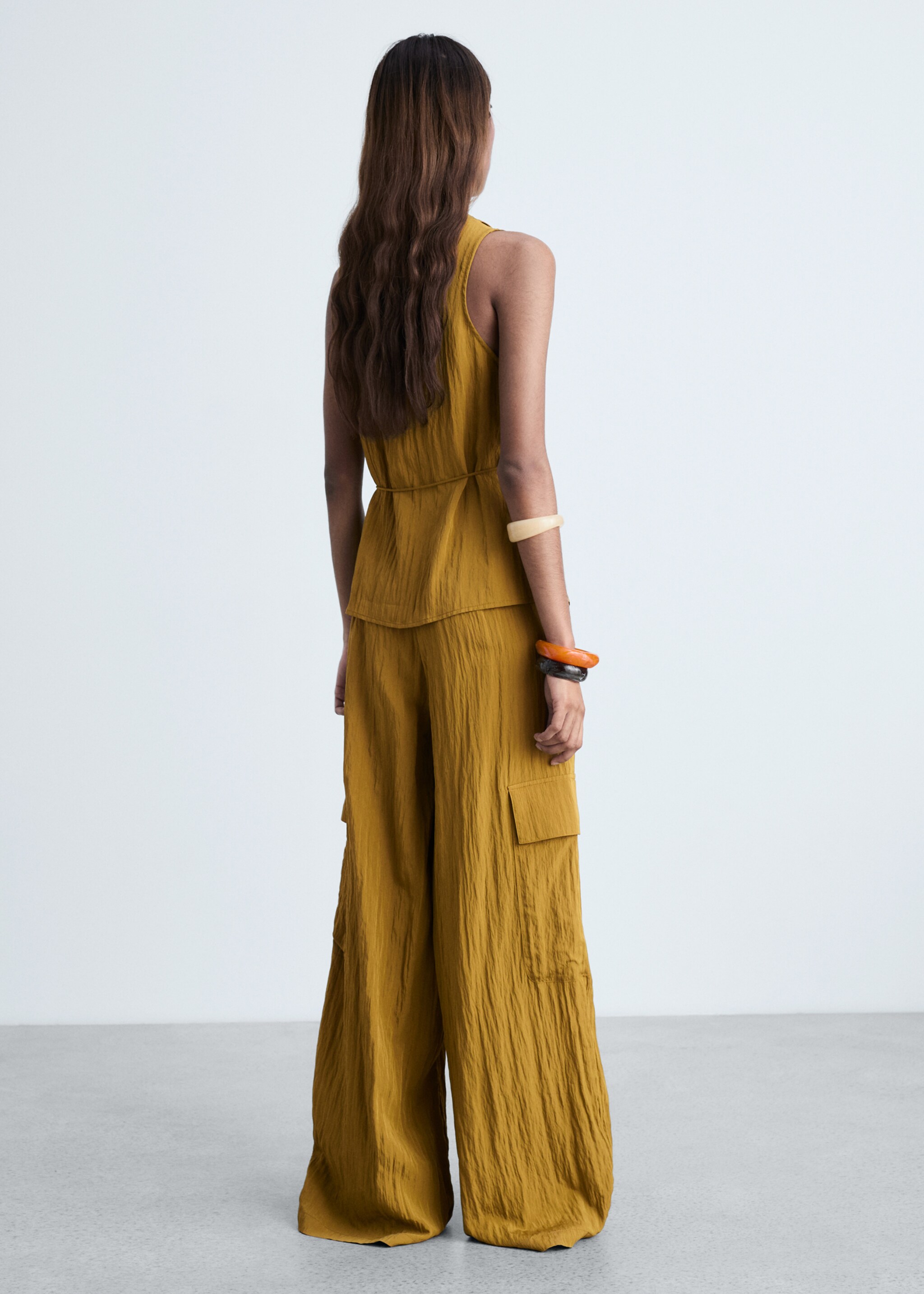 Pantalon cargo texturé - Verso de l’article, Olive. Ref: 87054778-00.