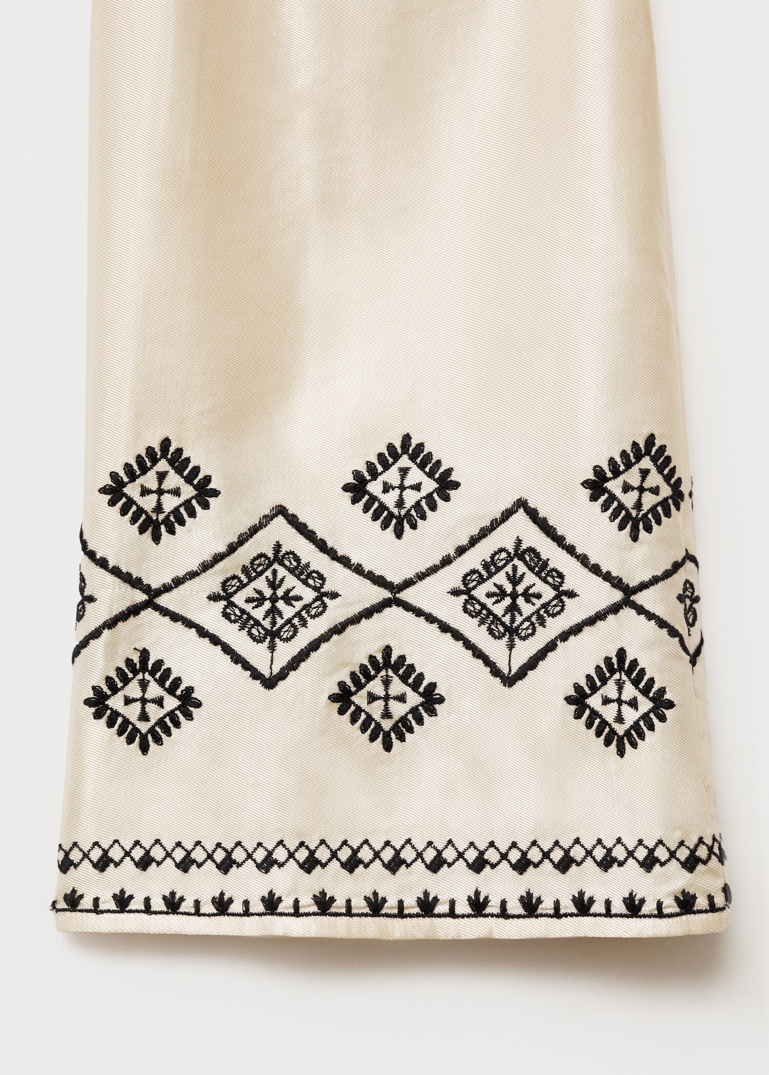 Satinierter Bluse mit Stickerei - Detail des Artikels 0