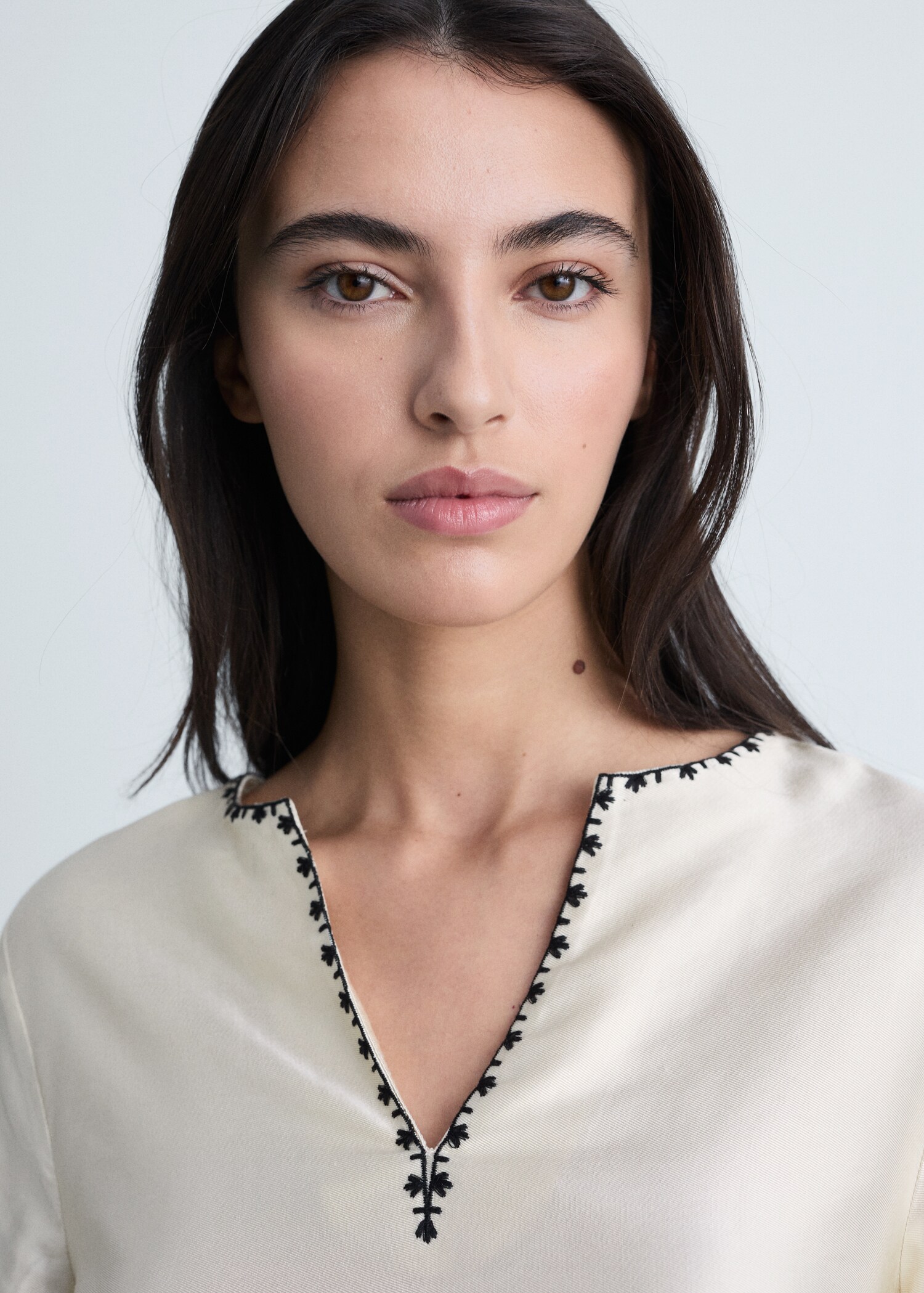 Satinierter Bluse mit Stickerei - Detail des Artikels 1