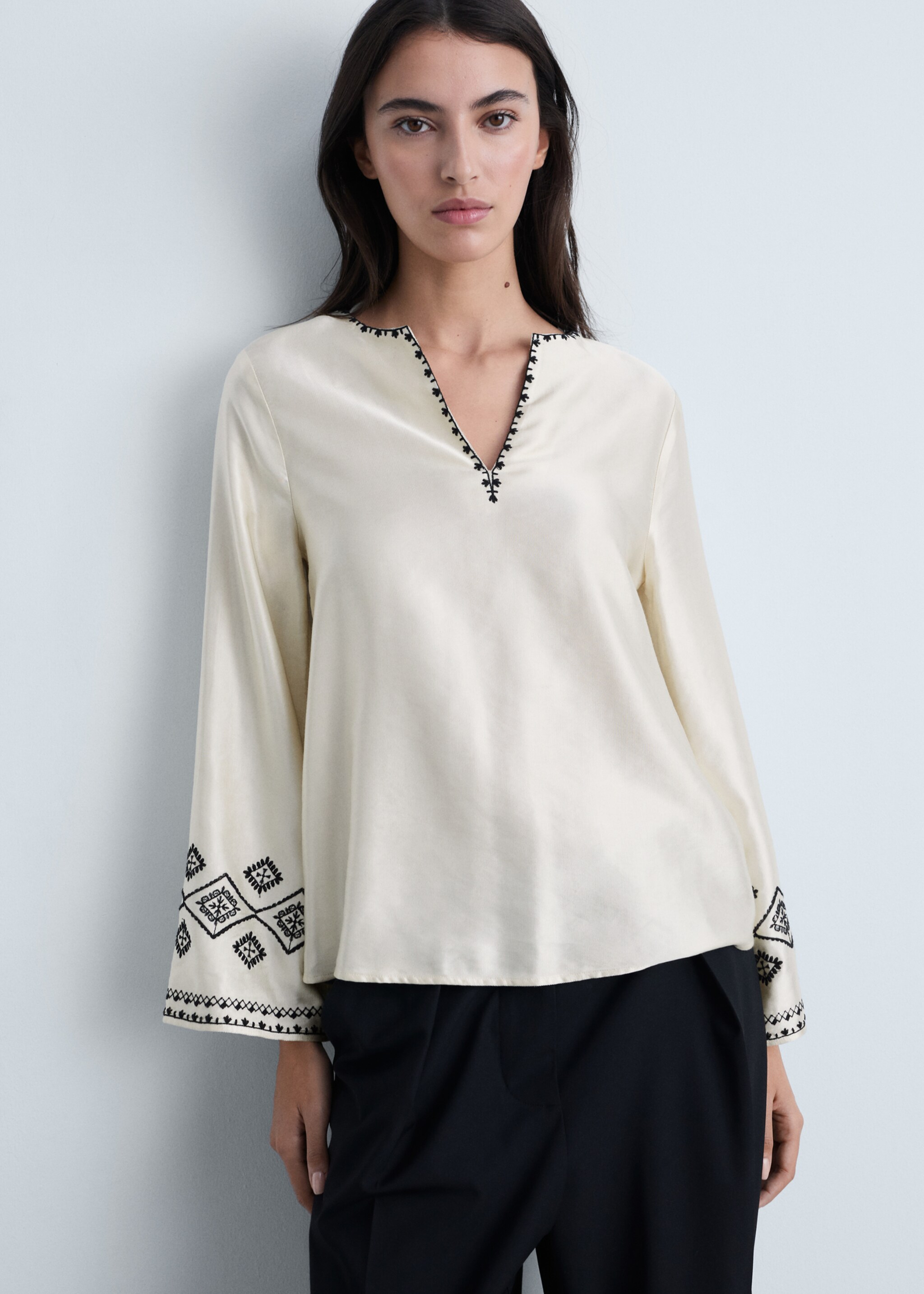 Satinierter Bluse mit Stickerei - Detail des Artikels 2, Ecru. Ref: 87054779-00.