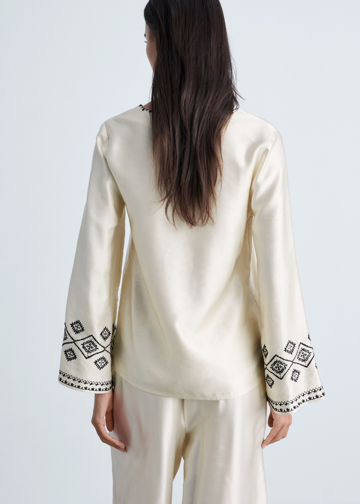 Satinierter Bluse mit Stickerei - Rückseite des Artikels