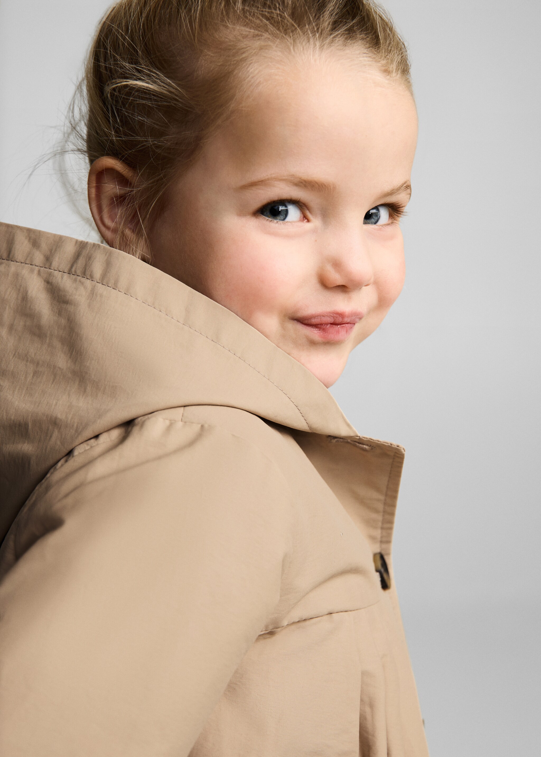 Buttons trench waistcoat - Details of the article 1, Sand. Ref: 87054780-00.