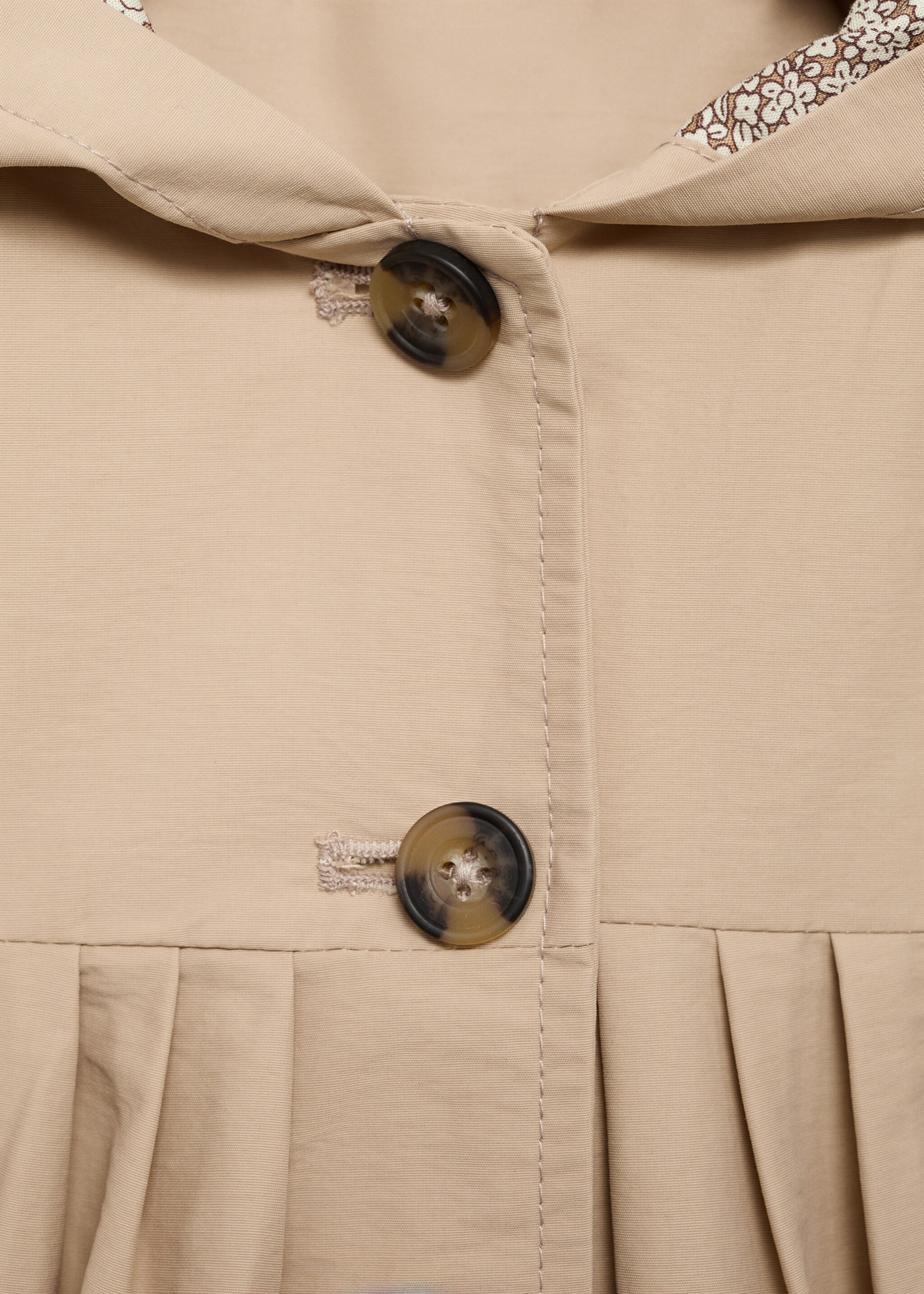 Buttons trench waistcoat - Details of the article 8, Sand. Ref: 87054780-00.