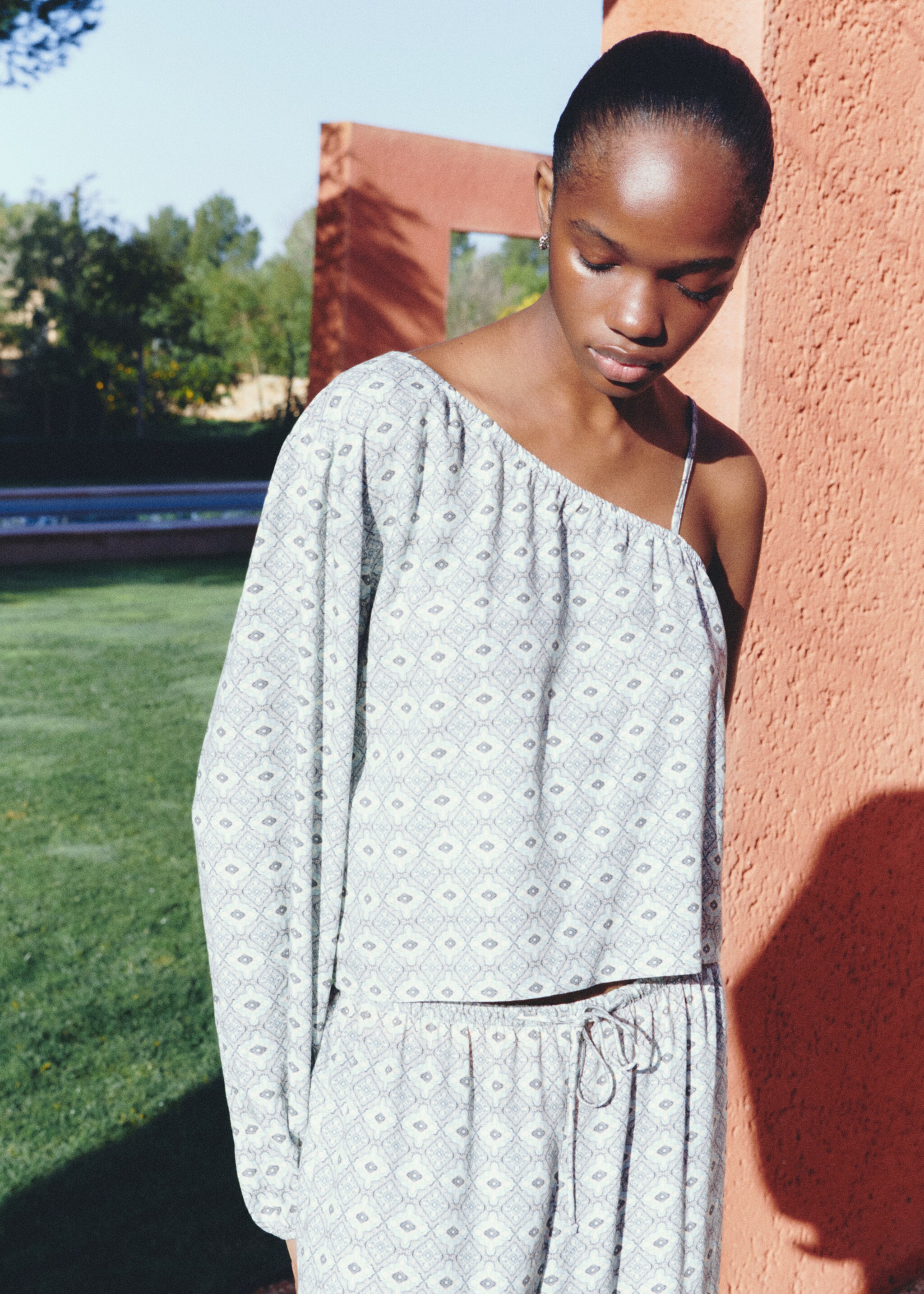 Asymmetrical printed blouse - Details of the article 5, Light/Pastel Grey. Ref: 87054788-00.