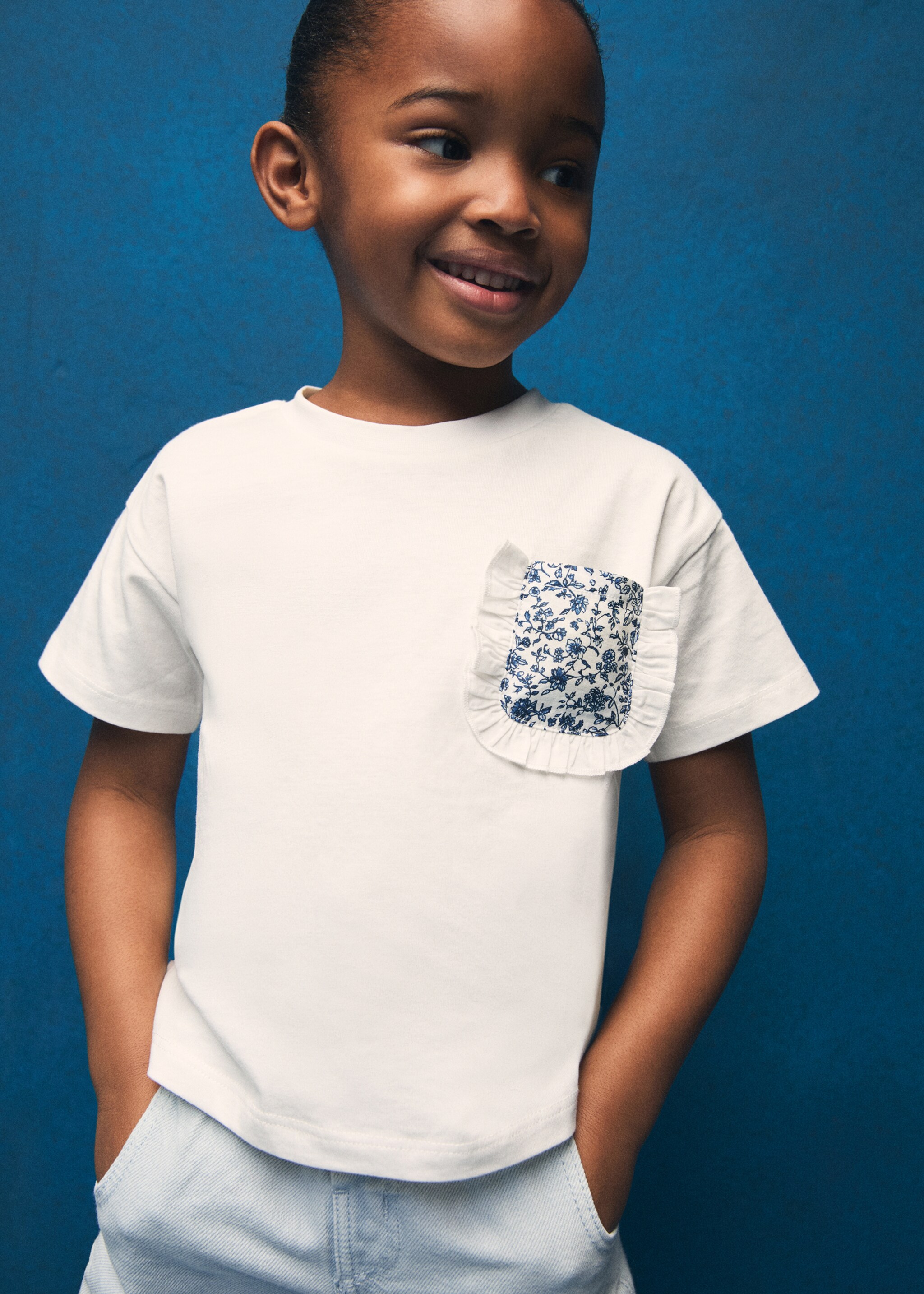 Patch pocket T-shirt - Details of the article 5, Off White. Ref: 87054797-00.