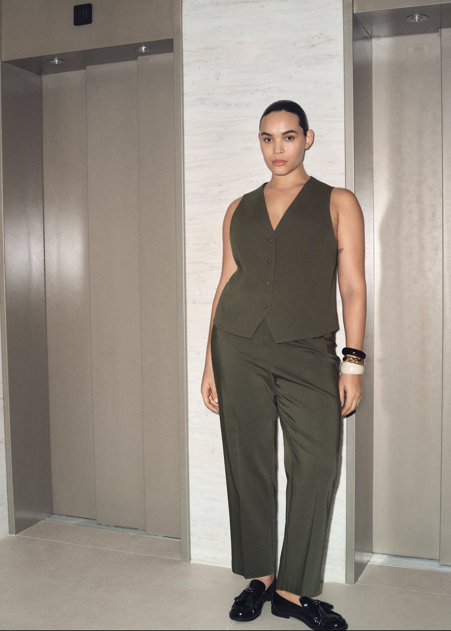 Rechte broek met sieraadknopen - Detail van het artikel 6