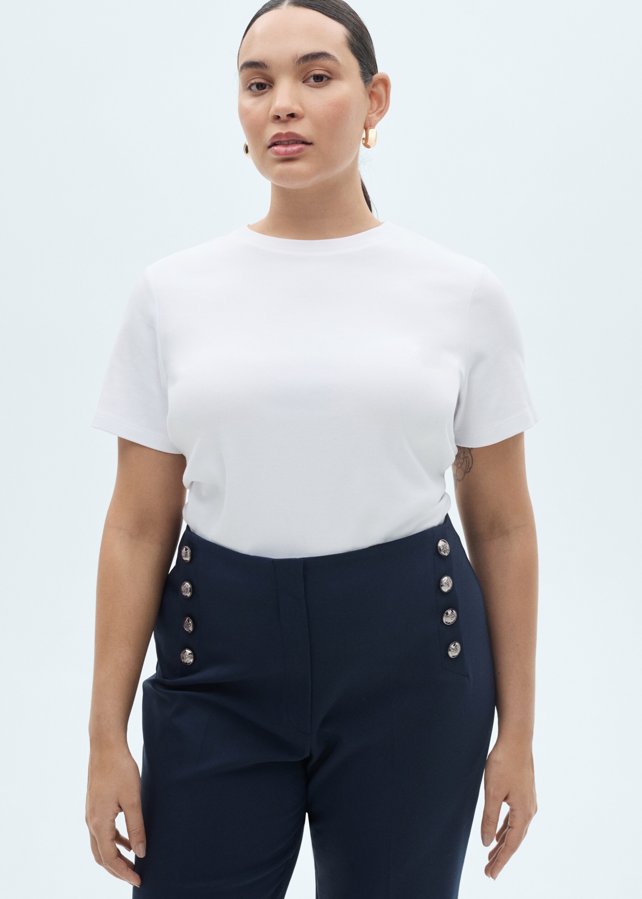 Rechte broek met sieraadknopen - Detail van het artikel 4, Donkermarine. Ref: 87054801-00.