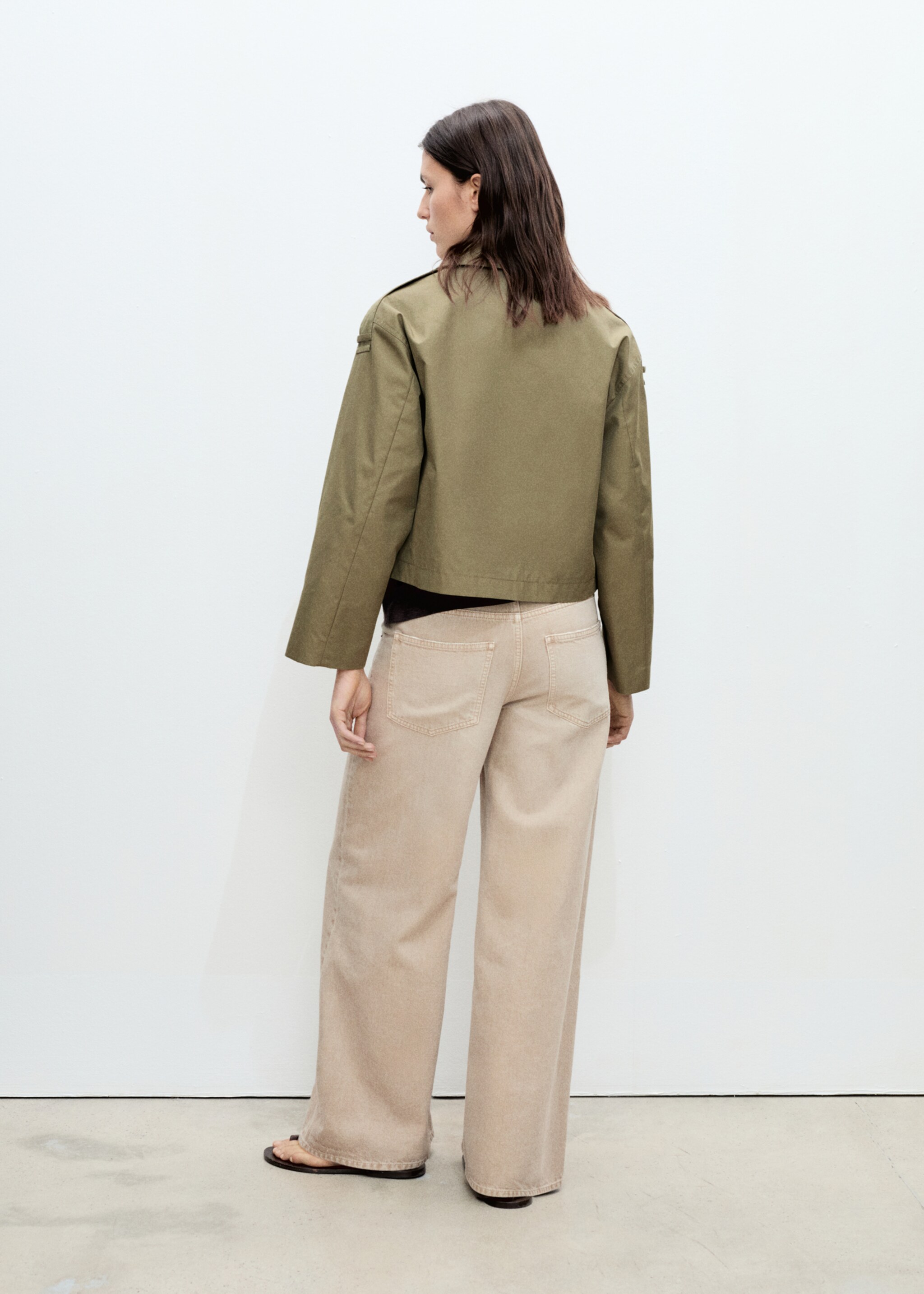 Trench crop double boutonnage - Verso de l’article, Kaki. Ref: 87055735-00.