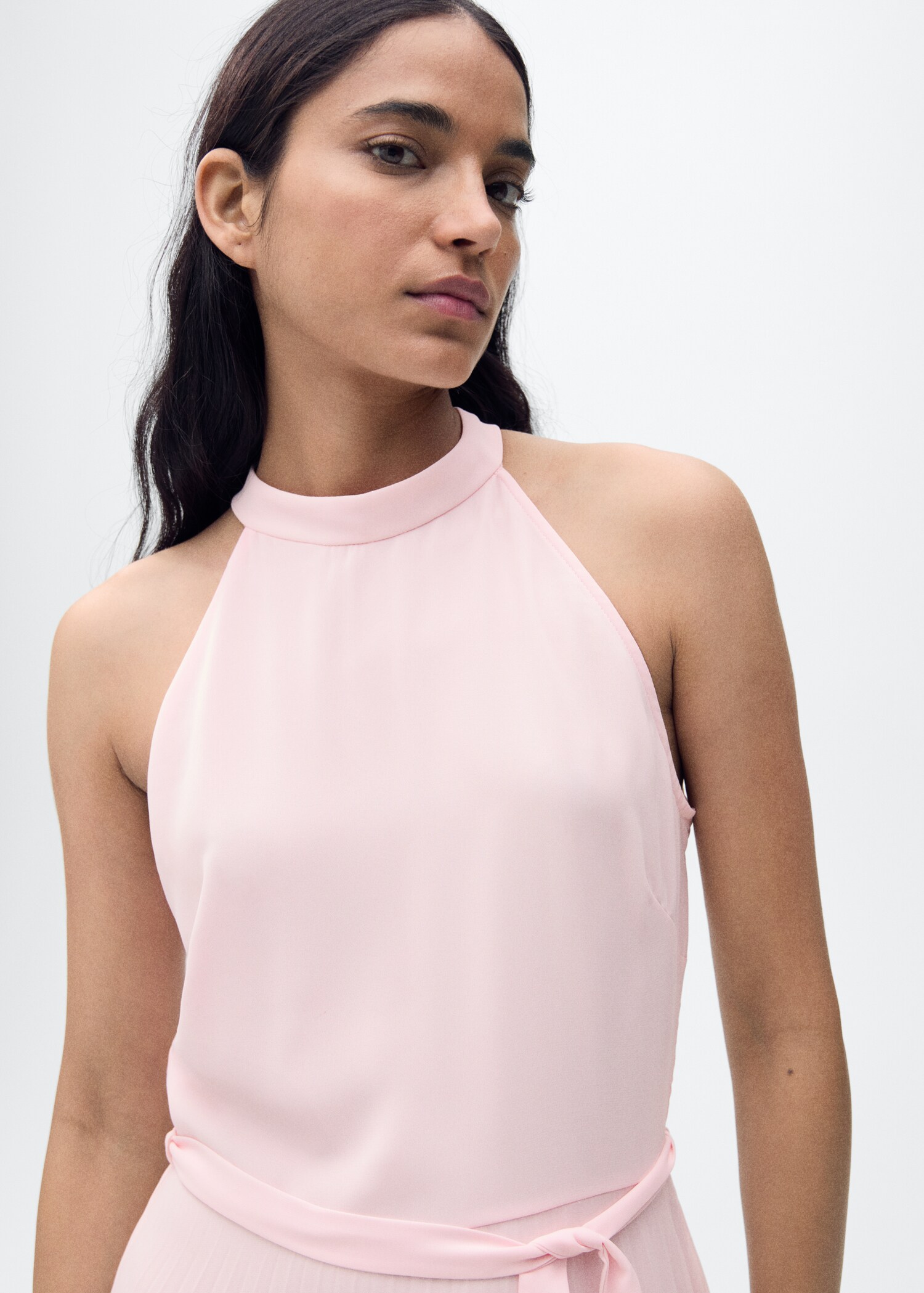 Robe plissée emmanchures américaines - Plan moyen