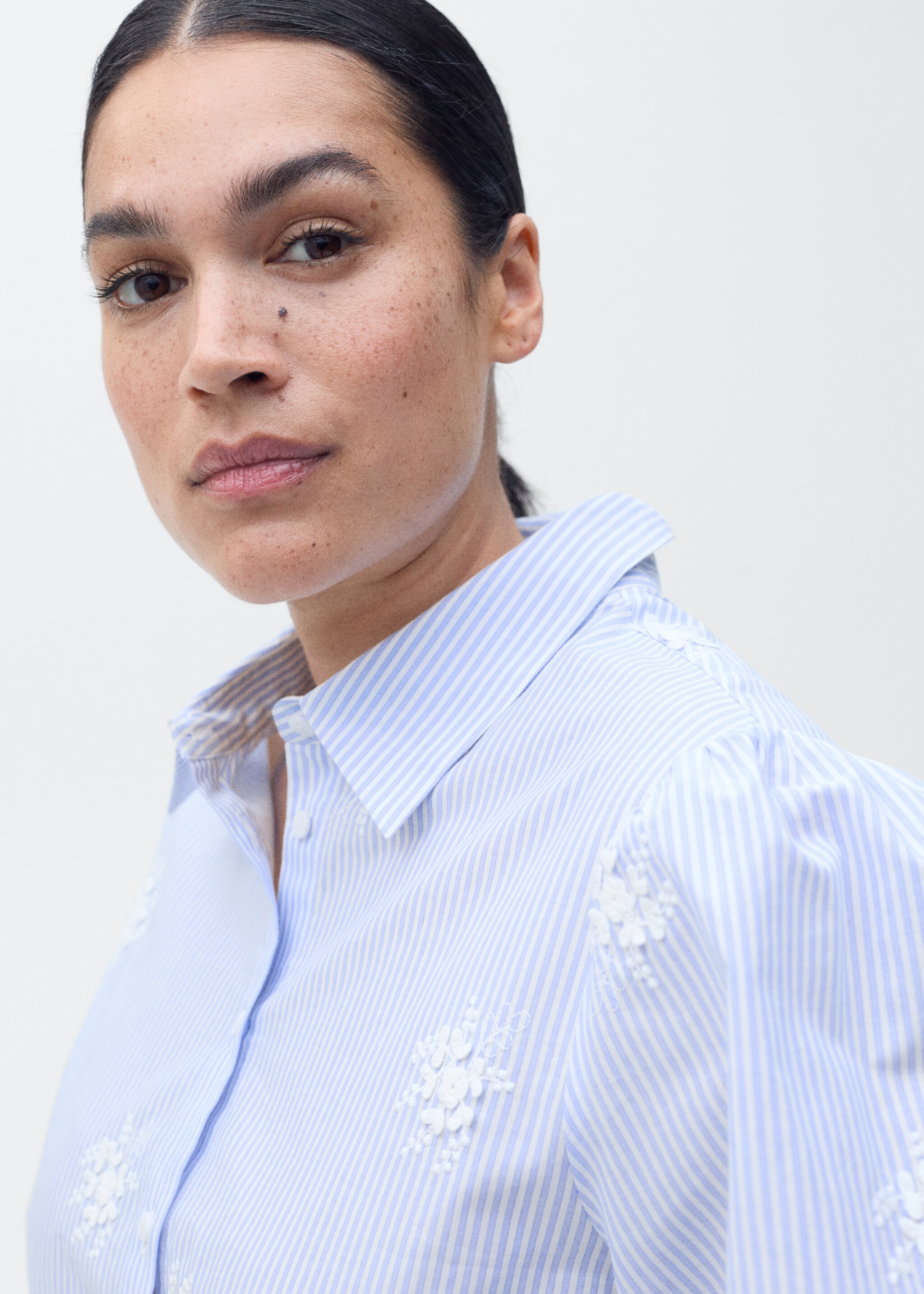 Flower embroidered striped shirt - Details of the article 4, Sky Blue. Ref: 87055741-00.
