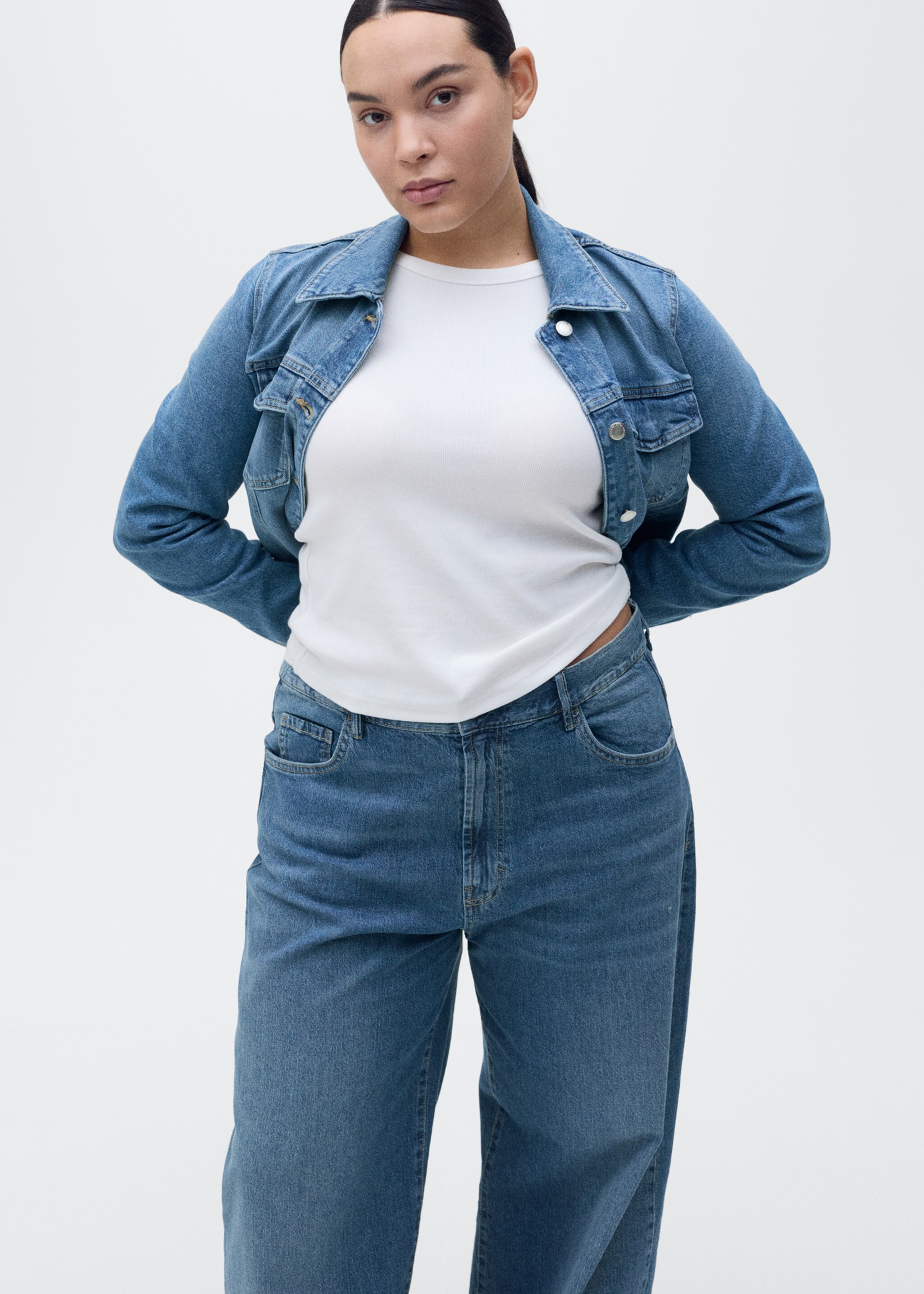 High-rise wideleg jeans - Details of the article 5, Medium Blue. Ref: 87055742-00.