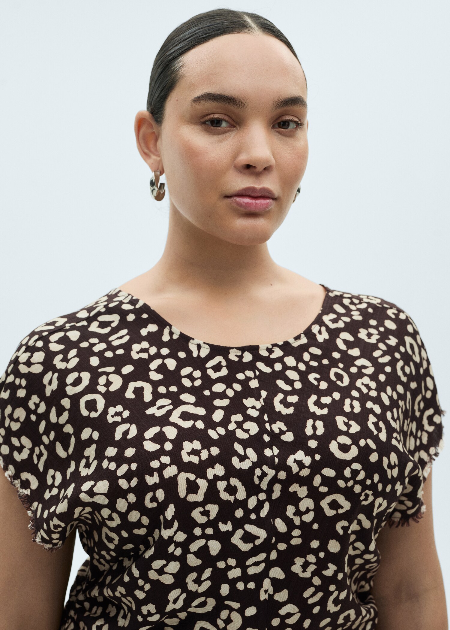 Animal-print dress with frayed edges - Details of the article 4