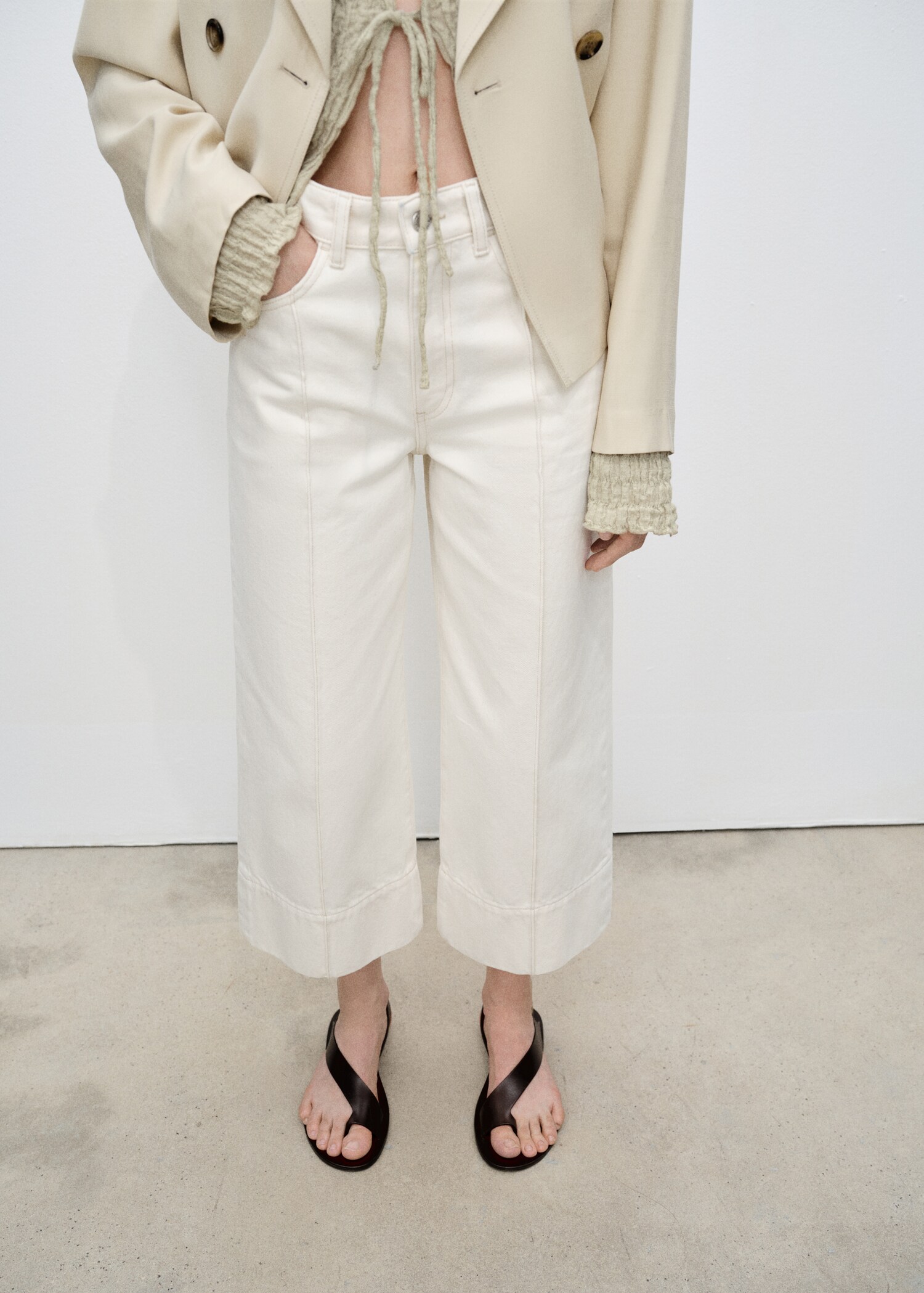 Wide leg cropped jeans with seam detail - Medium plane