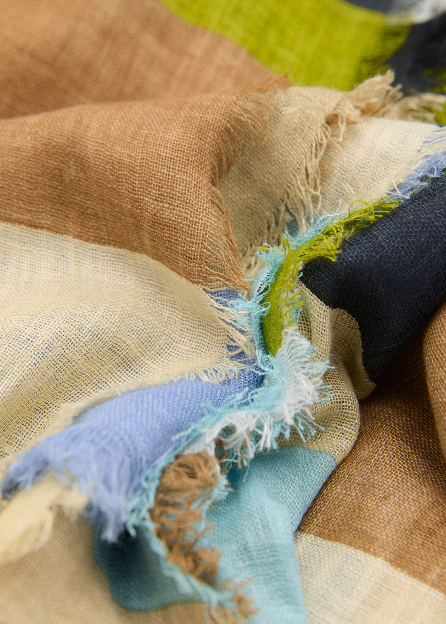 Foulard en mélange de lin à rayures - Plan moyen