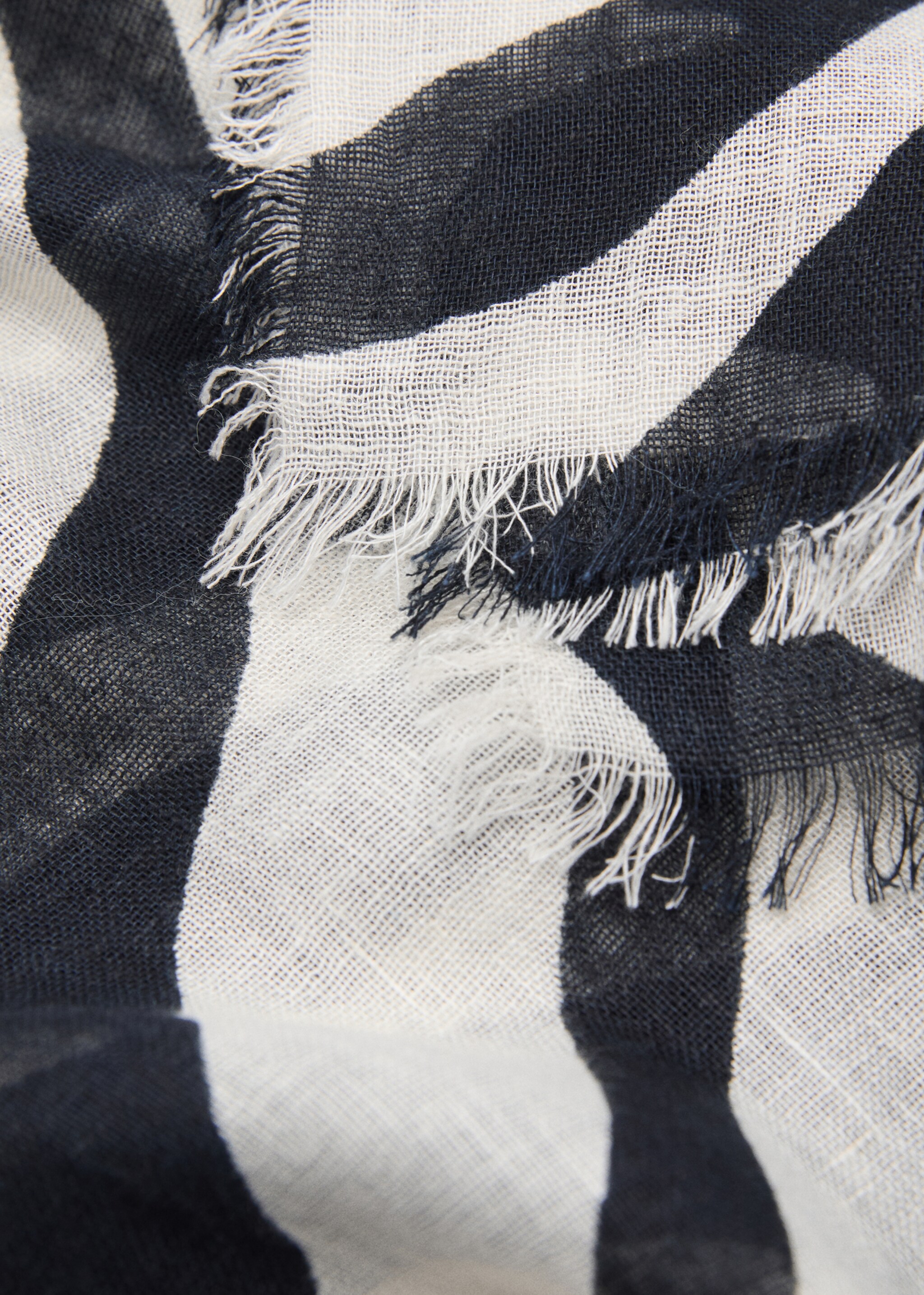 Zebra-print linen-blend scarf - Medium plane, Black. Ref: 87055926-00.