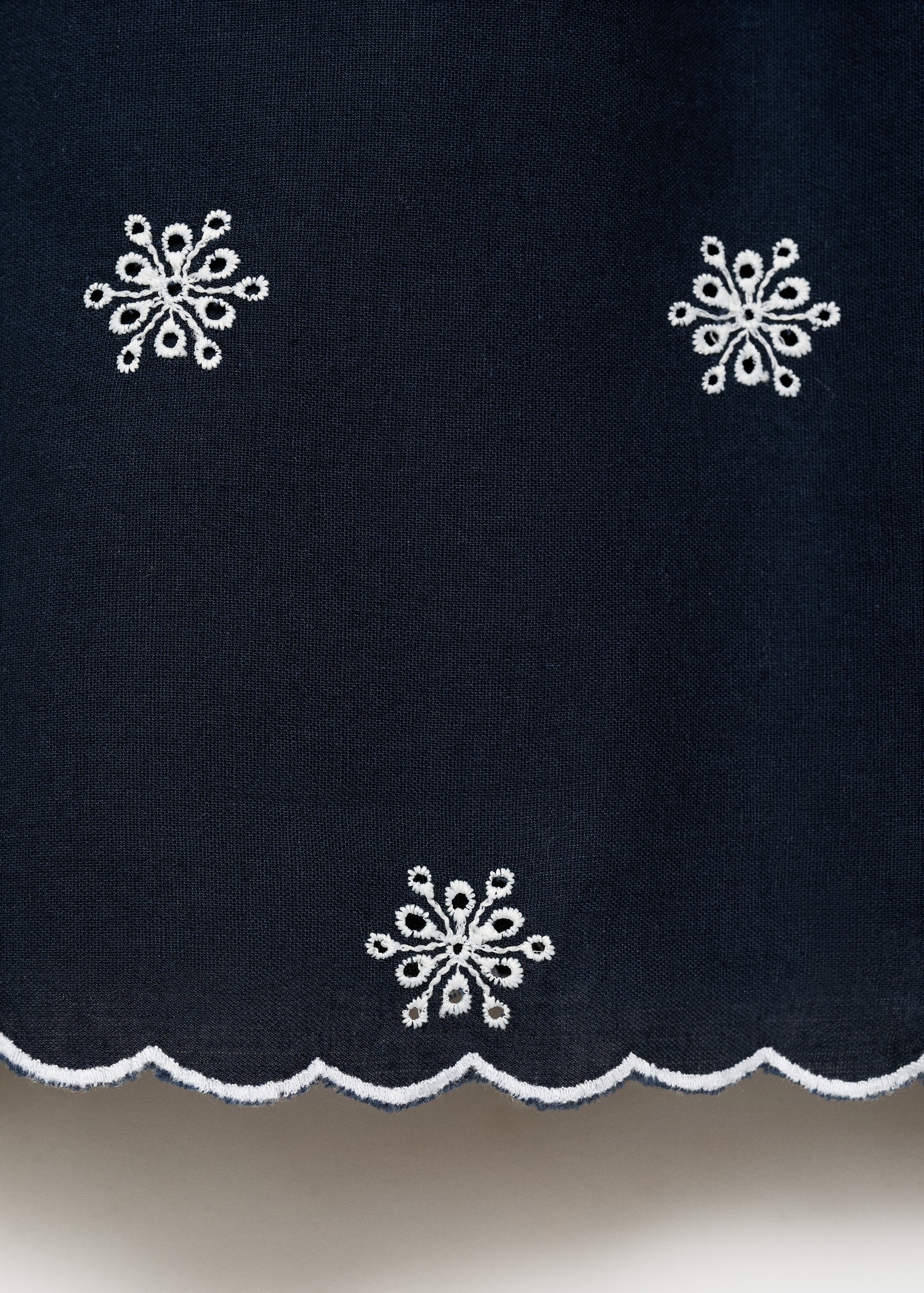 Kleid mit gestickten Details - Detail des Artikels 0