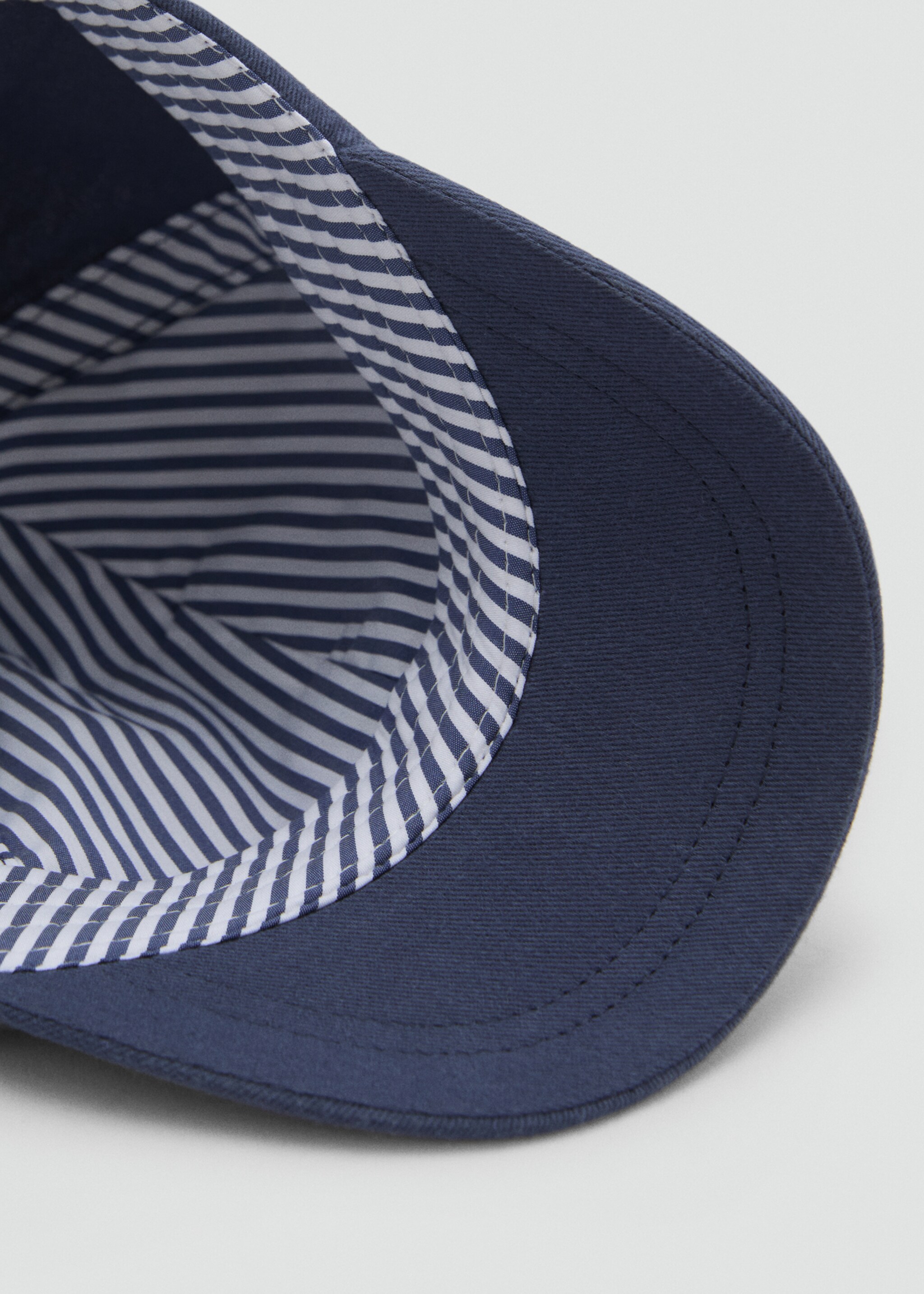 Gorra detalle bordado - Detalle del artículo 2, Azul marino. Ref: 87055972-00.