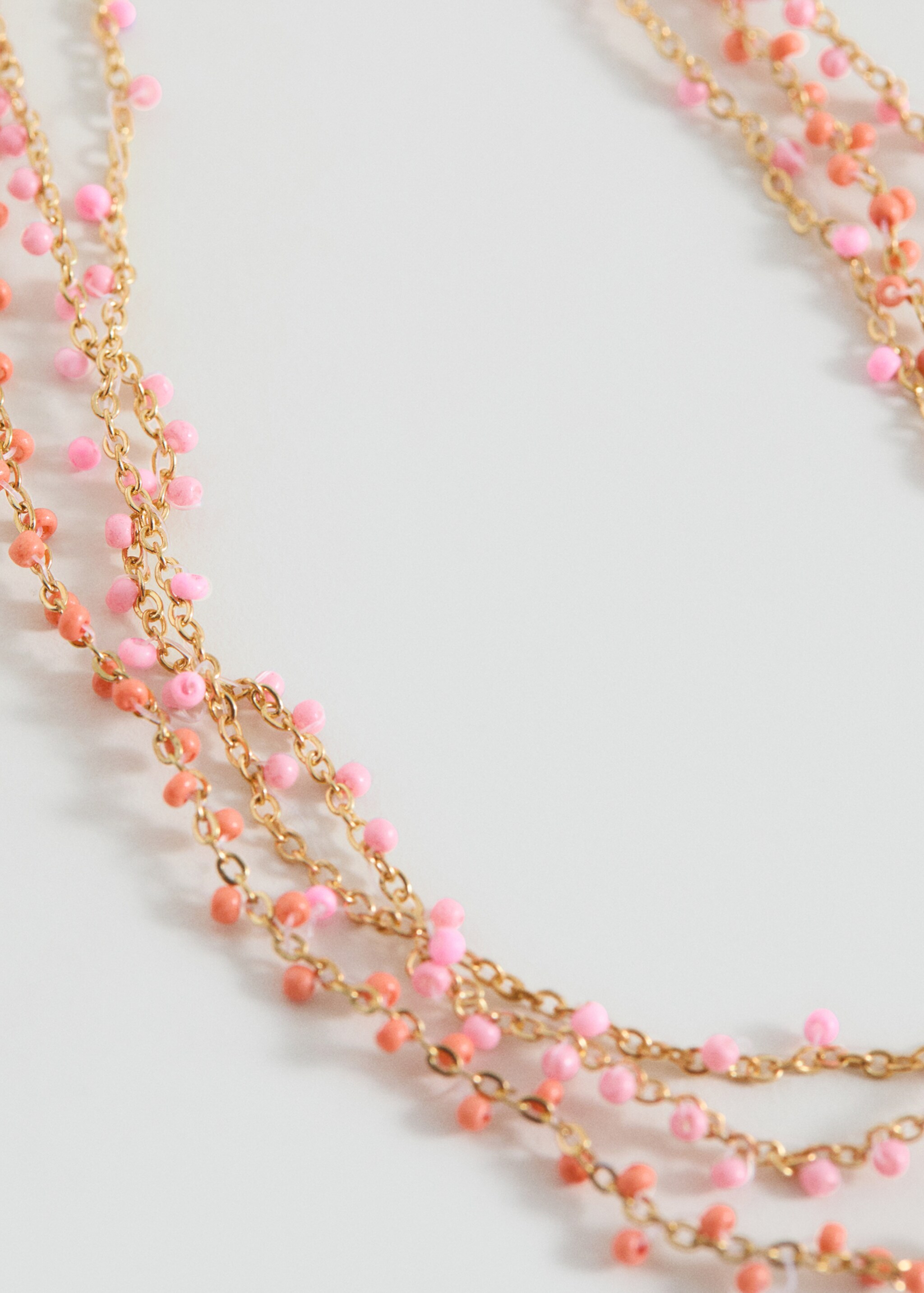 Dreireihige Kette mit Anhängern - Mittlere Ansicht, Erdbeerrot. Ref: 87055983-00.