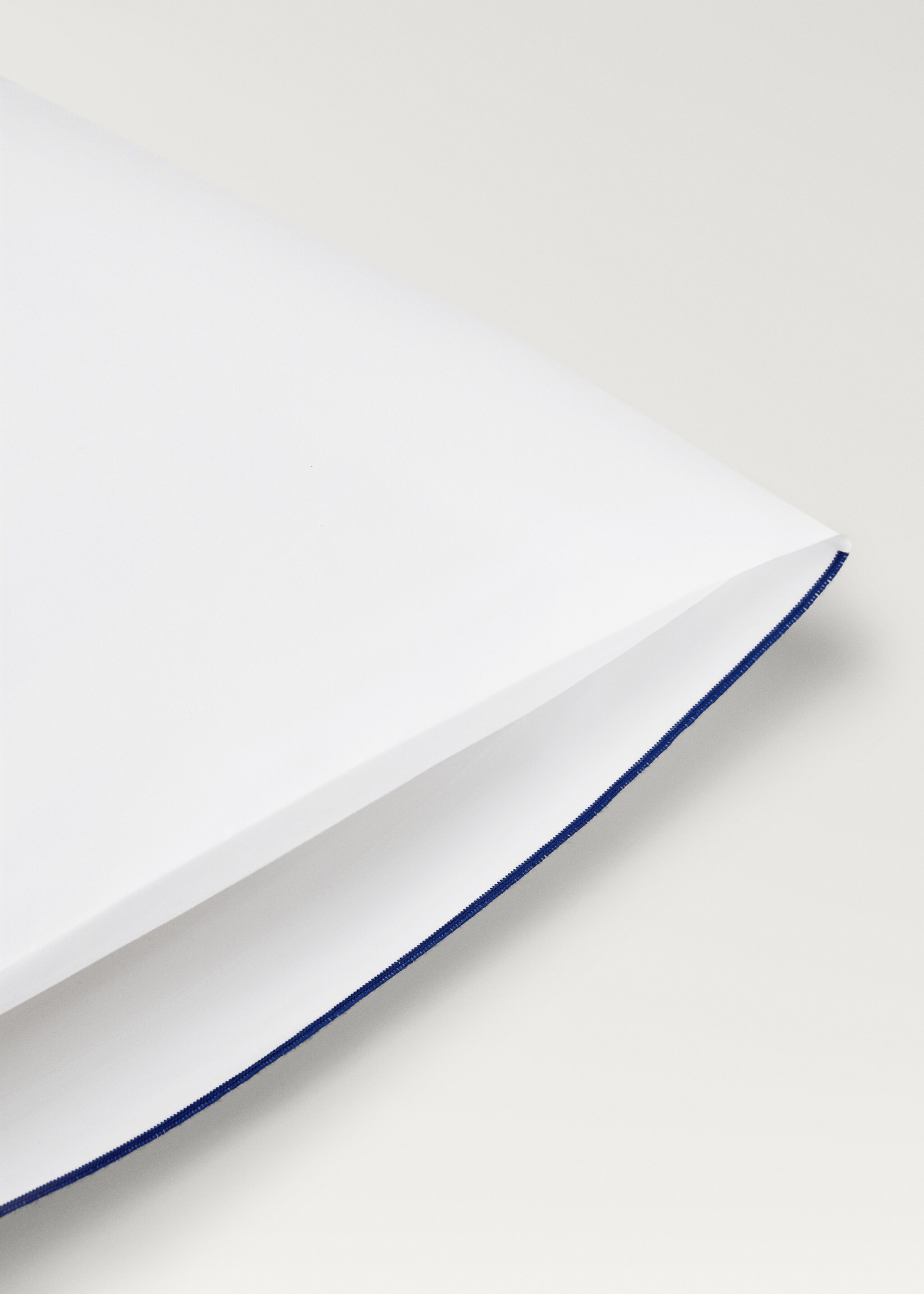 Två örngott i bomullspercale med kontrastfärgad overlock 50x75 cm - Detaljer om artikeln 1, Blå. Ref: 87055989-00.