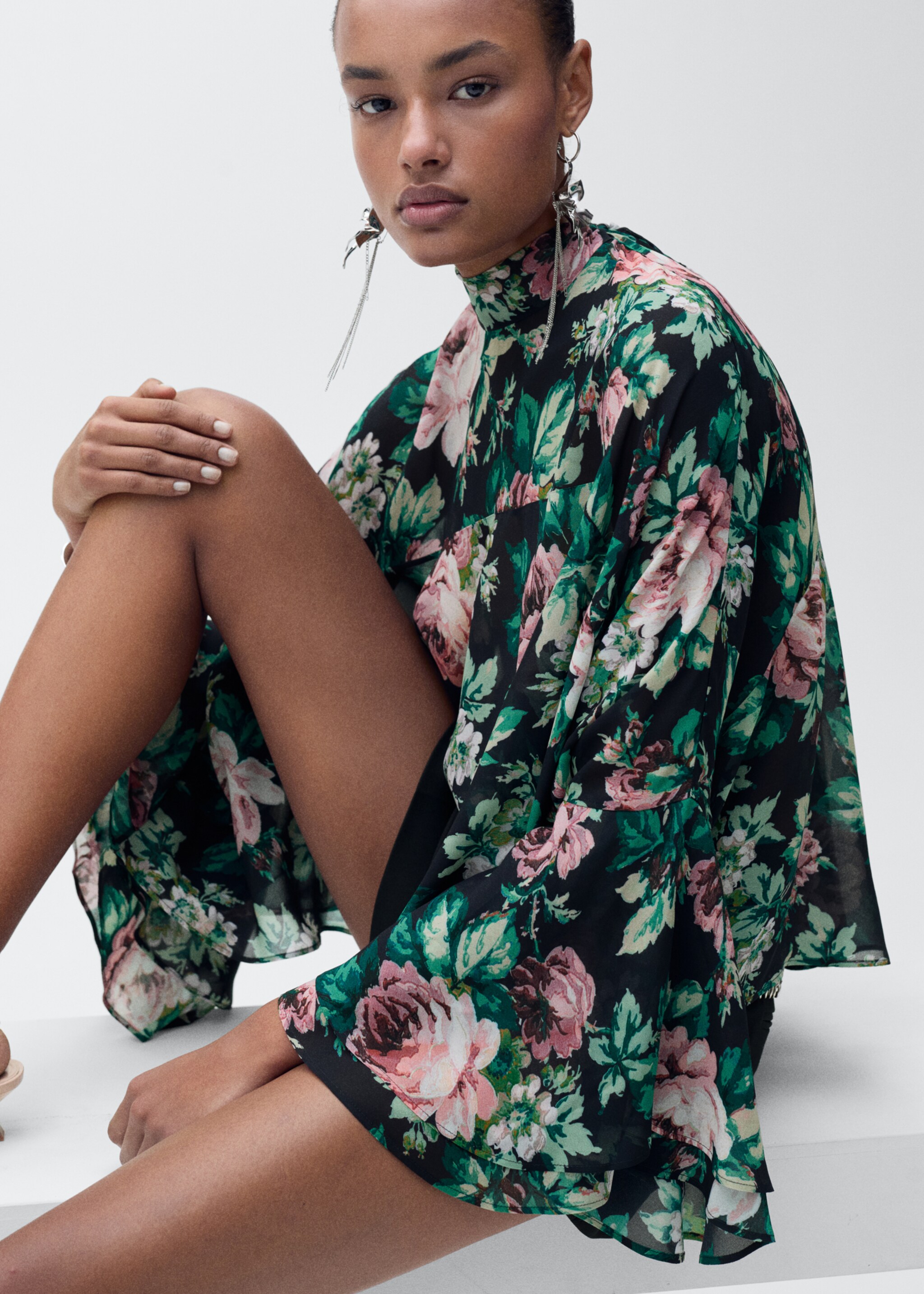 Floral-print turtleneck blouse - Details of the article 6, Black. Ref: 87055993-00.