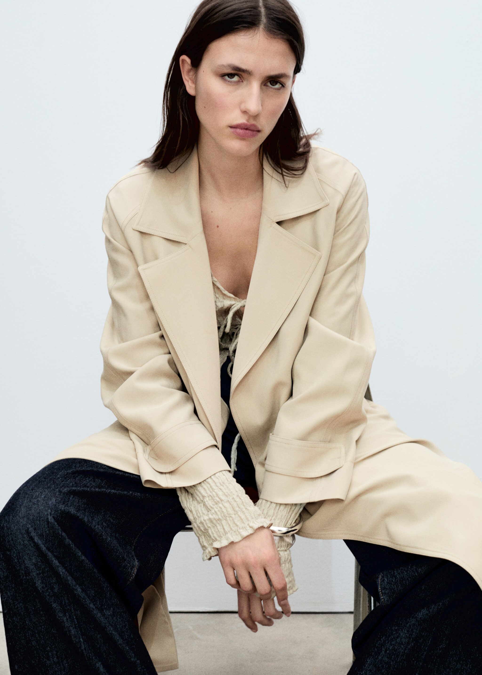 Mjuk trenchcoat med bälte - Detaljer om artikeln 2, Ljus/Pastellgrå. Ref: 87056354-00.