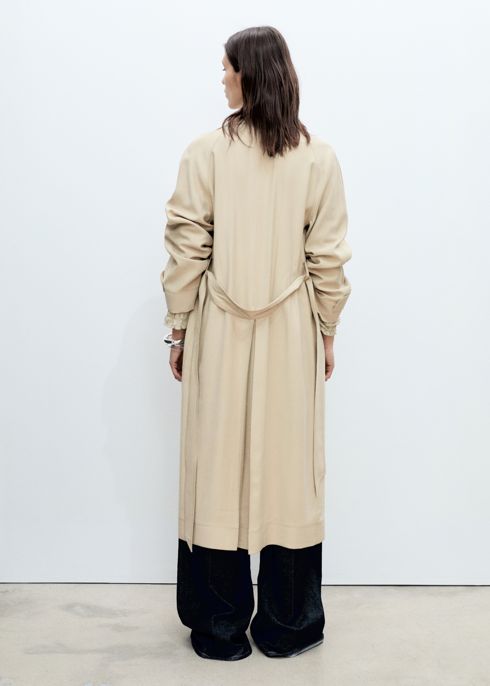 Mjuk trenchcoat med bälte - Artikelns baksida, Ljus/Pastellgrå. Ref: 87056354-00.