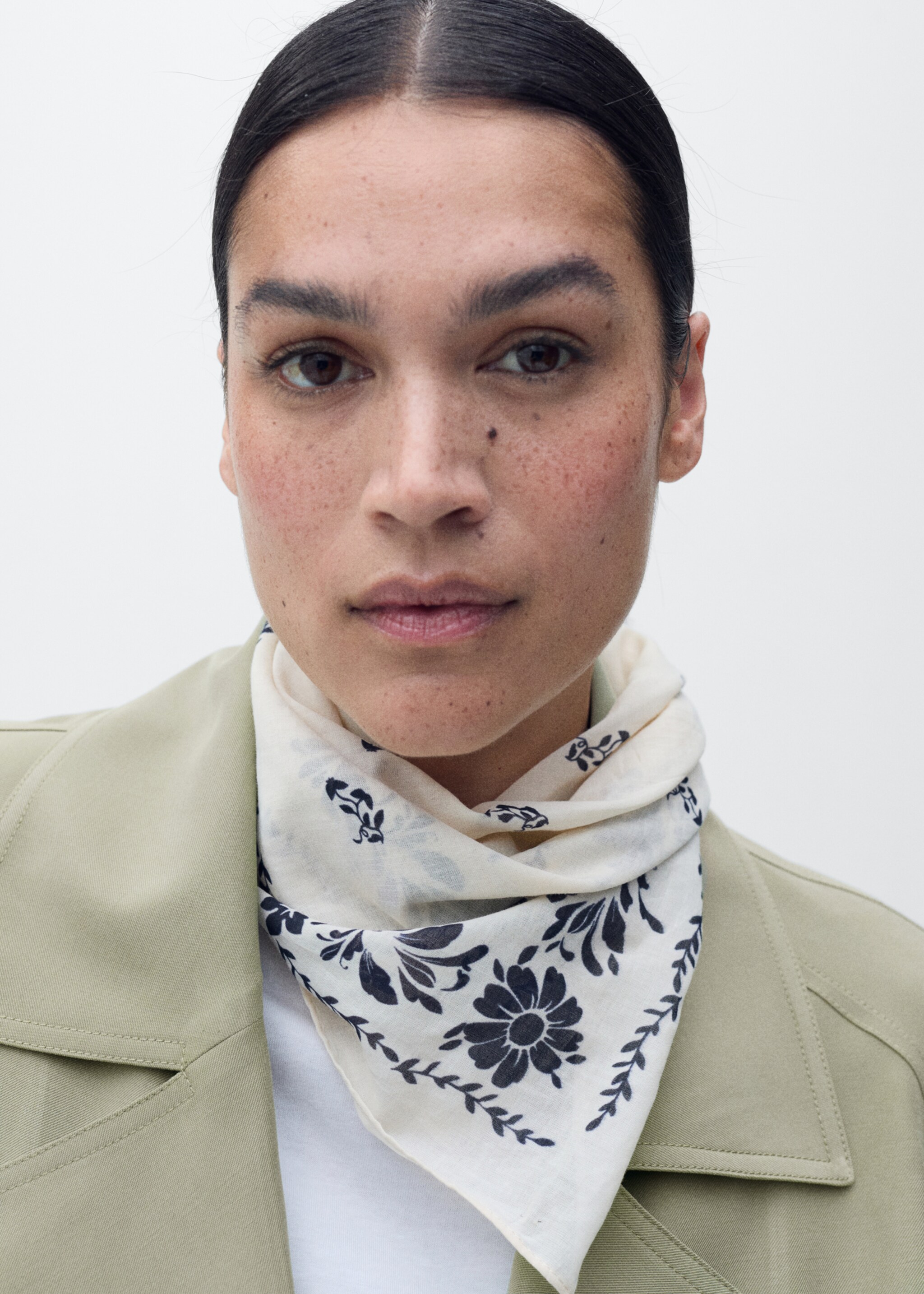 Mjuk trenchcoat med bälte - Detaljer om artikeln 4, Khaki. Ref: 87056354-00.