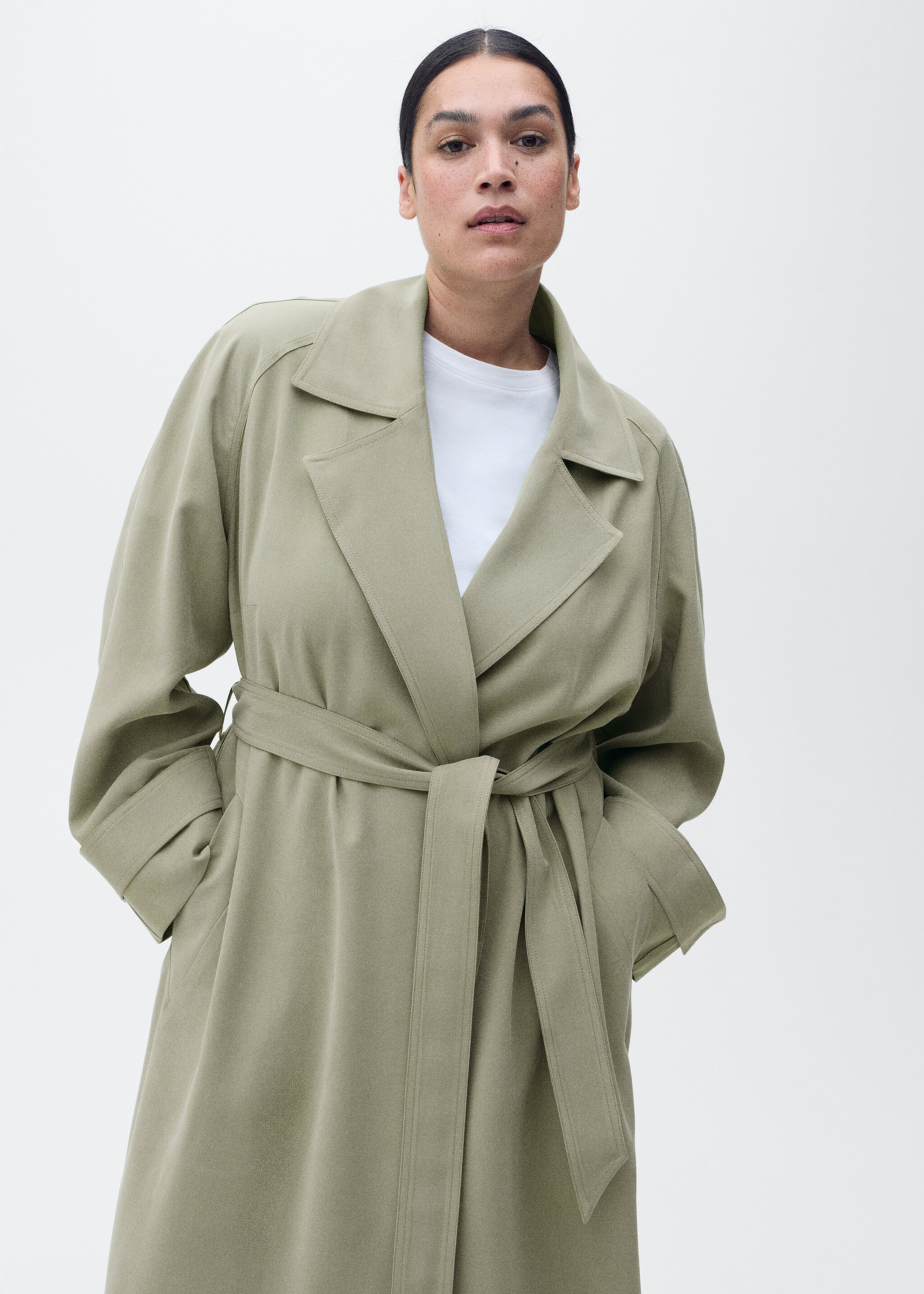 Mjuk trenchcoat med bälte - Detaljer om artikeln 5, Khaki. Ref: 87056354-00.