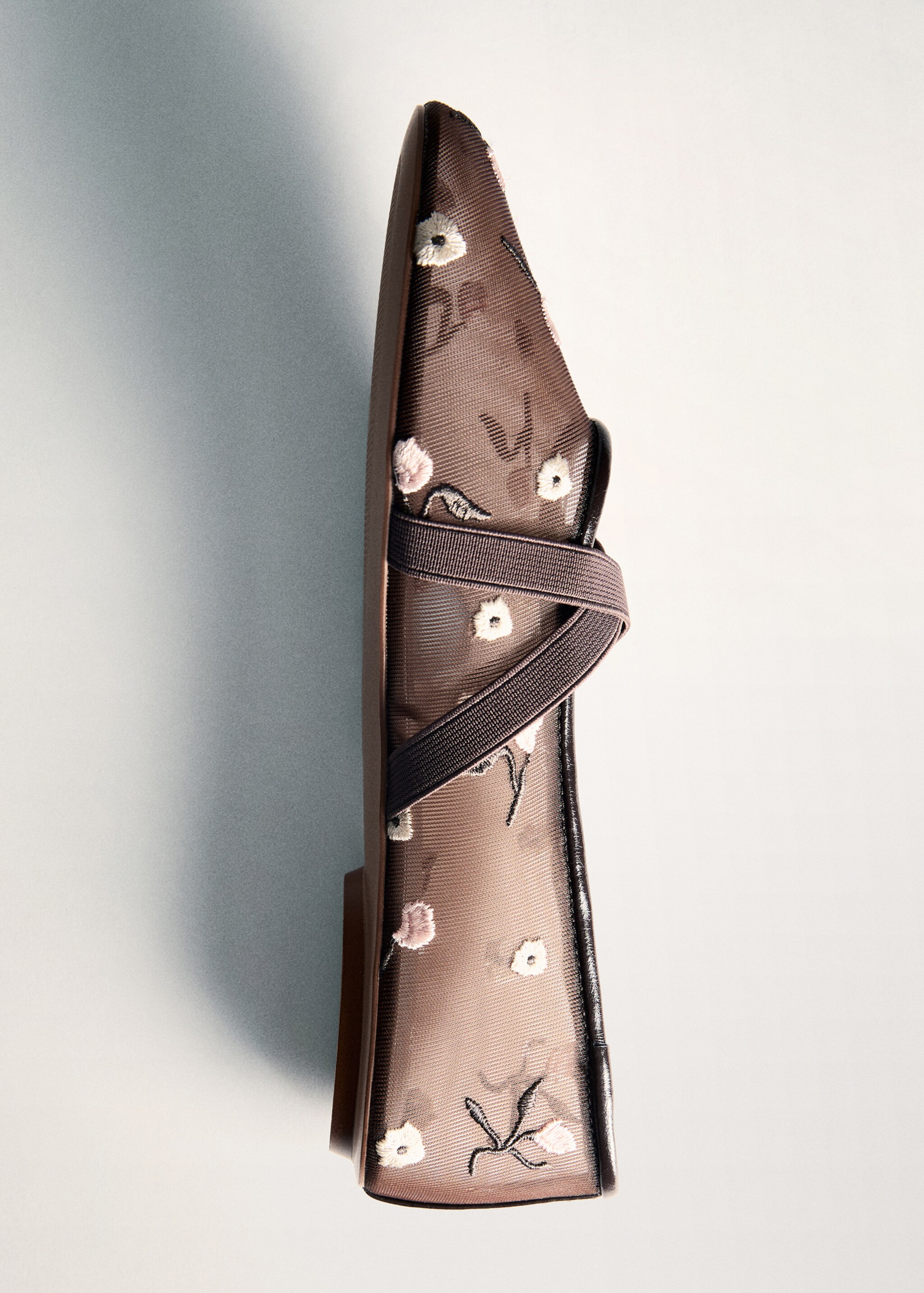 Ballerina flats with cross straps with embroidered flowers - Details of the article 5, Brown. Ref: 87056710-00.