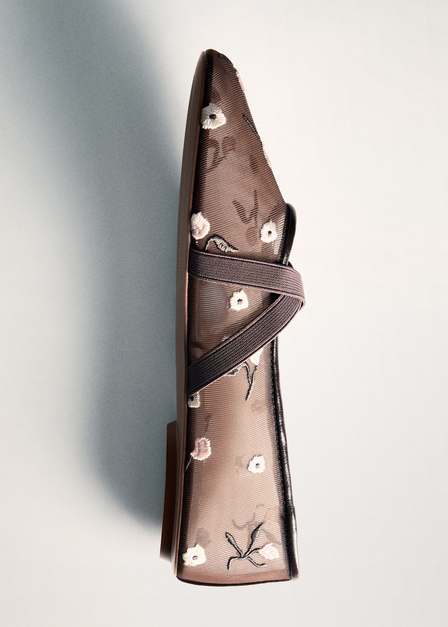 Ballerina flats with cross straps with embroidered flowers - Details of the article 5