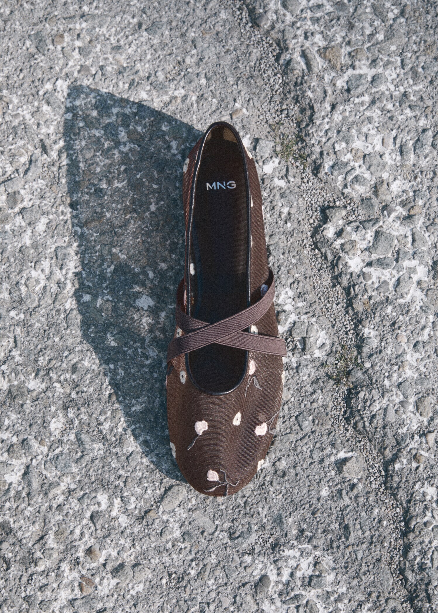 Ballerina flats with cross straps with embroidered flowers - Details of the article 9