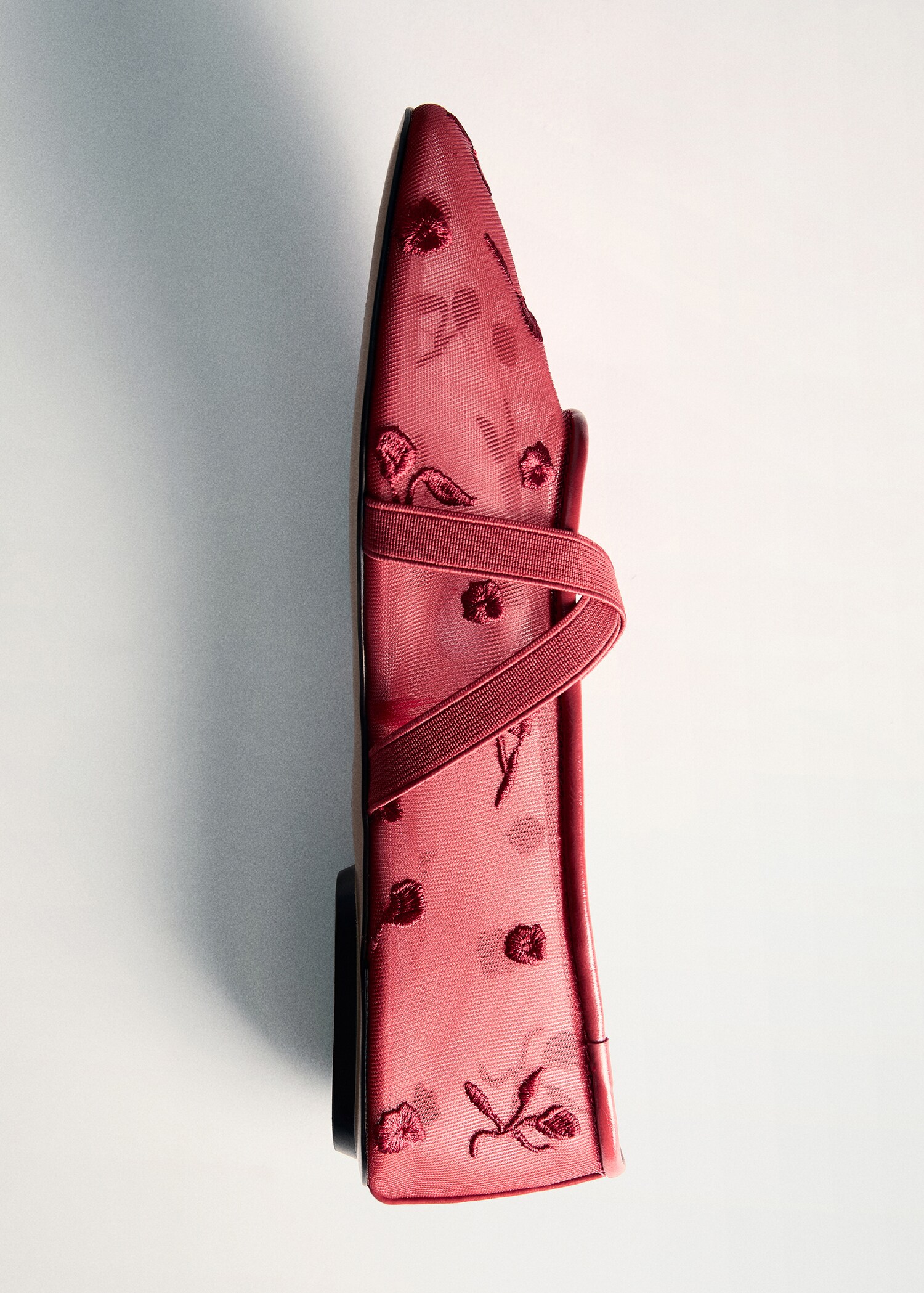 Ballerina flats with cross straps with embroidered flowers - Details of the article 5