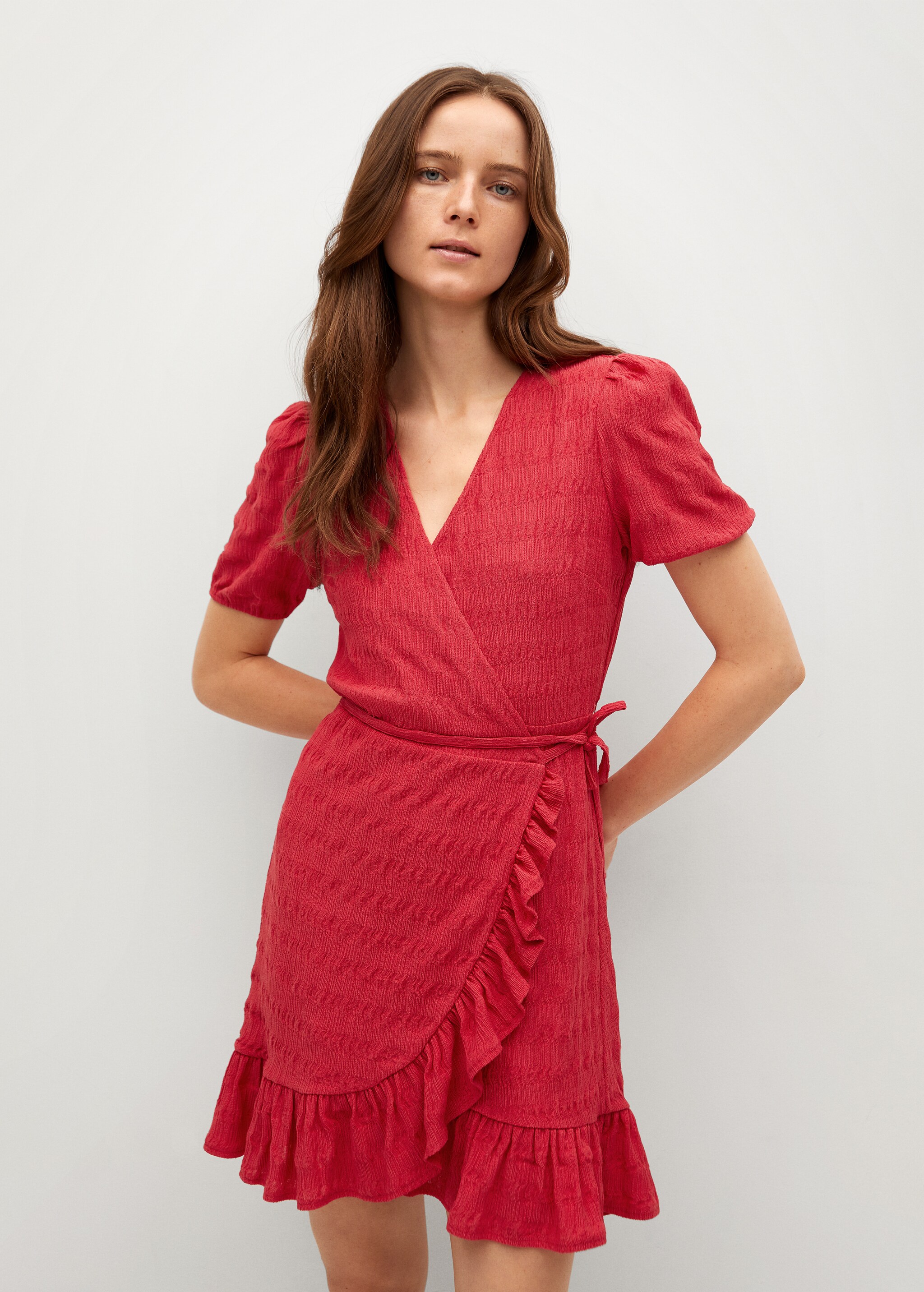 Vestido textura volante - Plano medio
