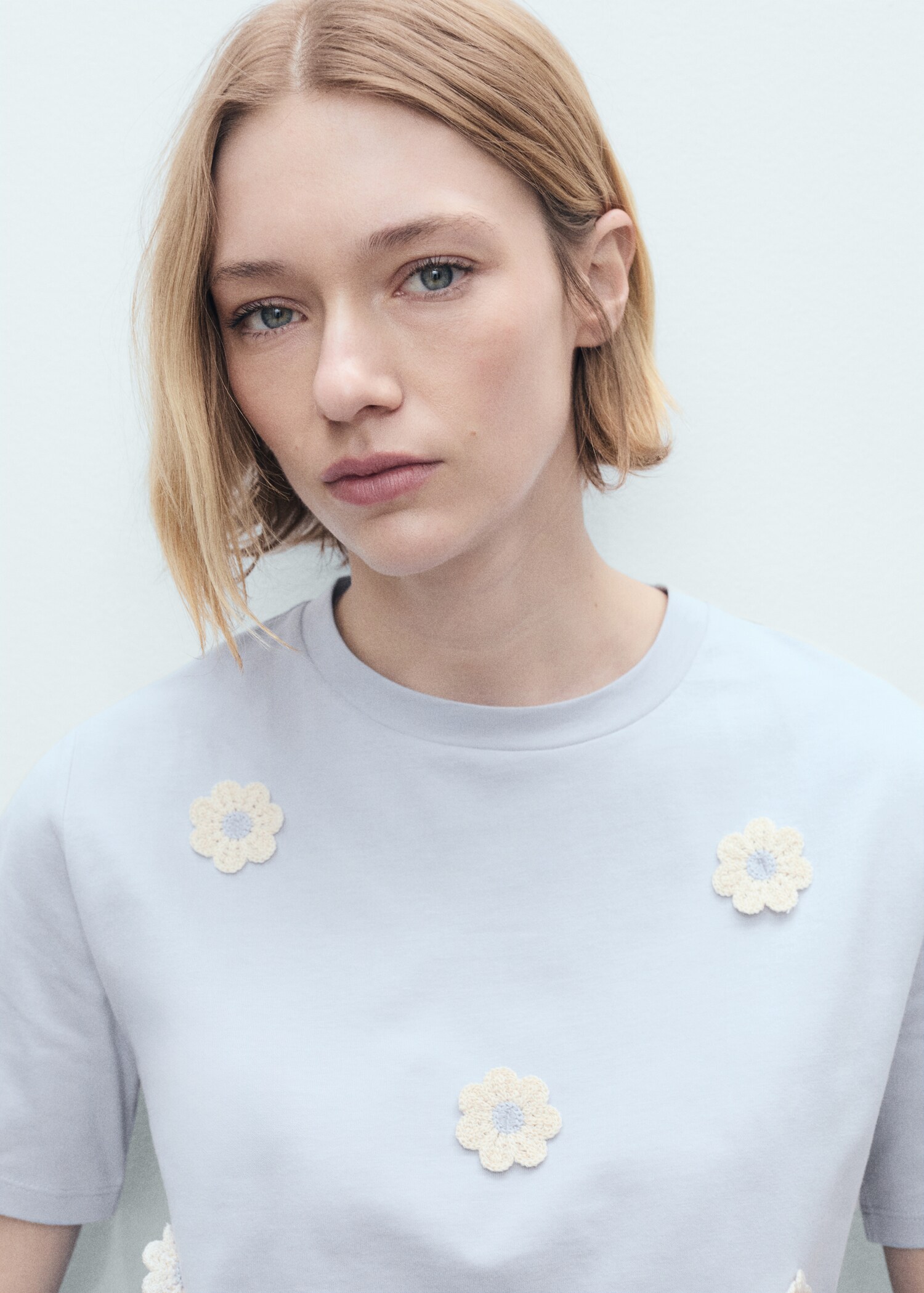 Cotton T-shirt with flower detail - Details of the article 1