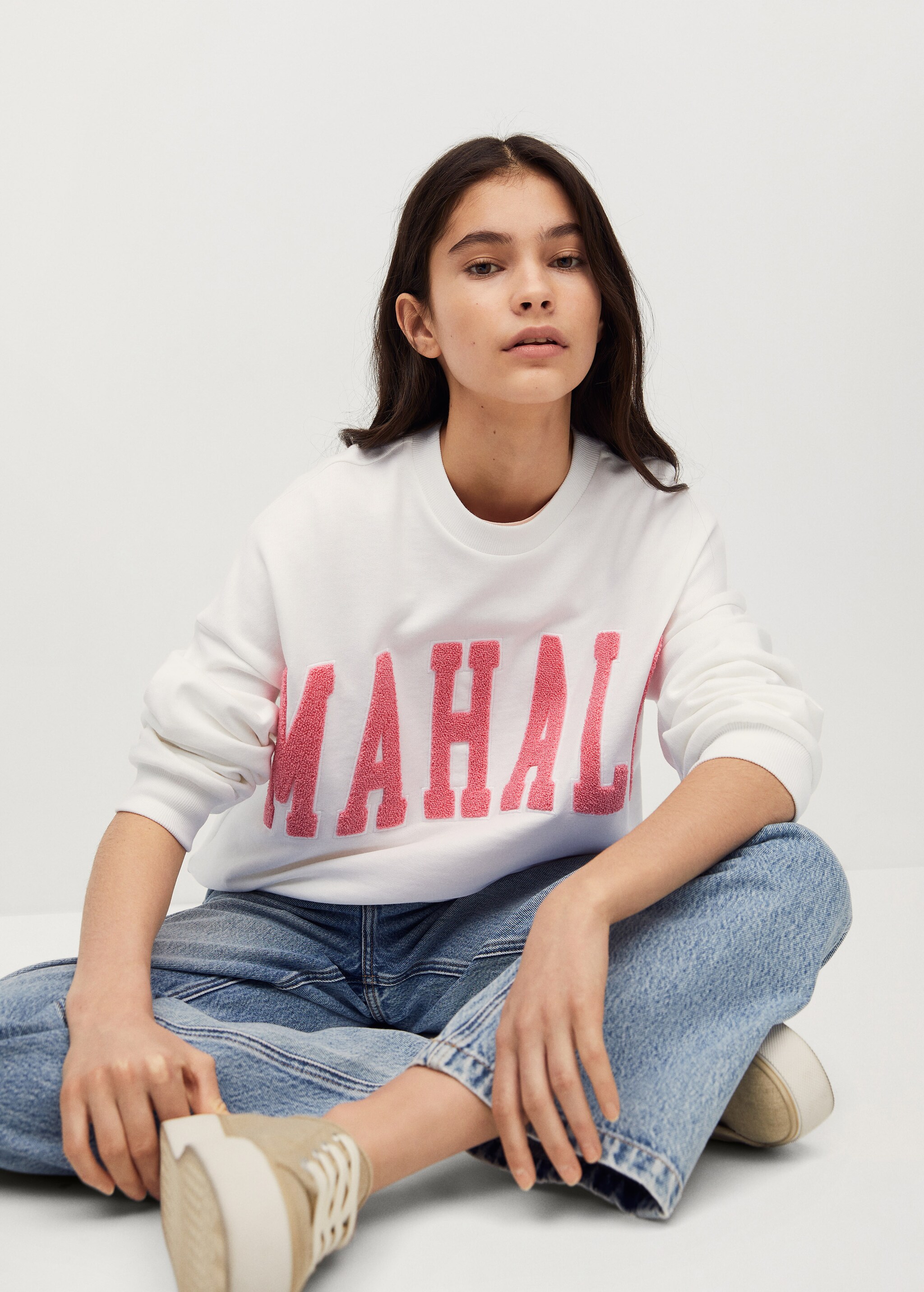 Sudadera oversize mensaje - Plano medio