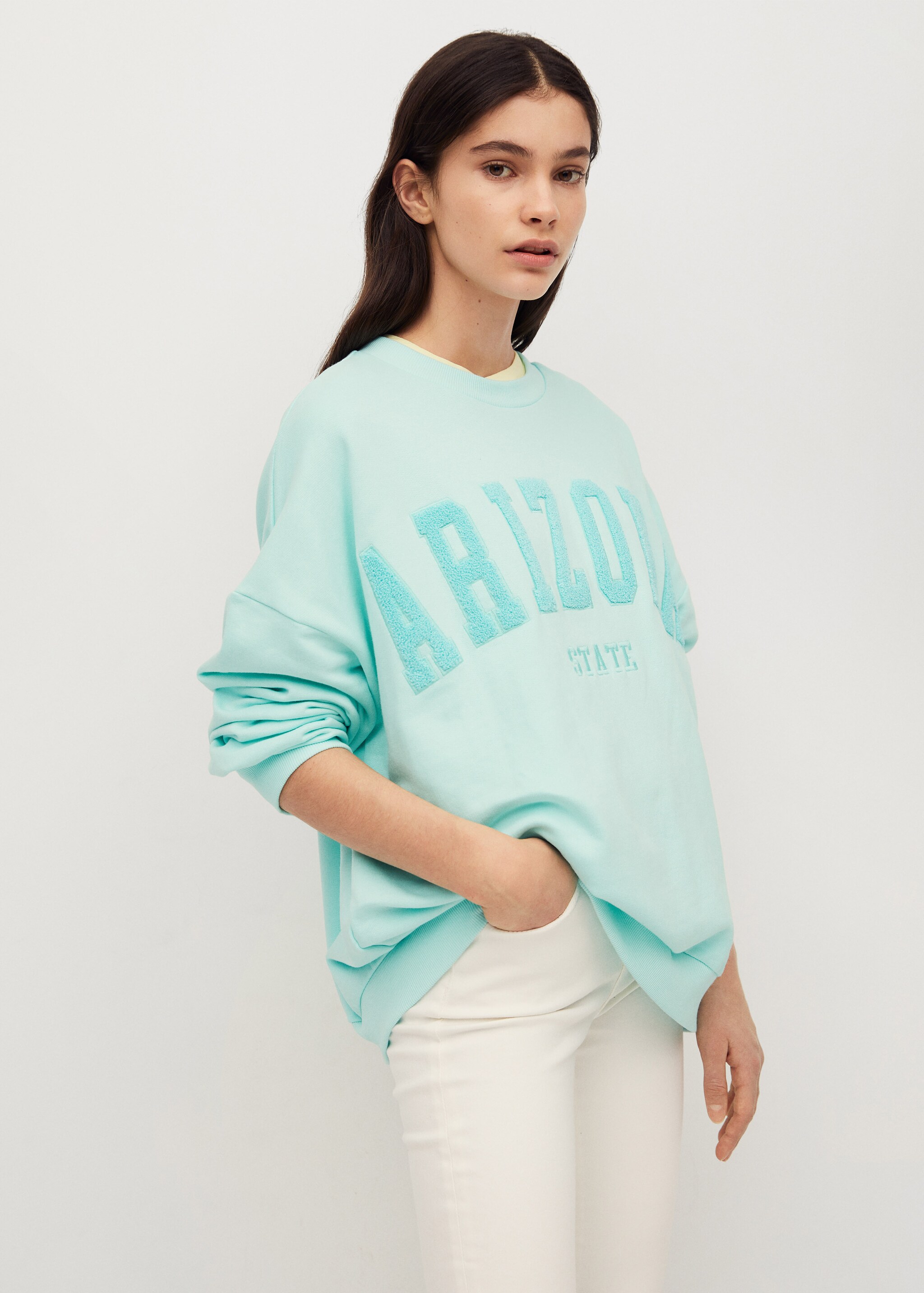 Sudadera oversize mensaje - Plano medio