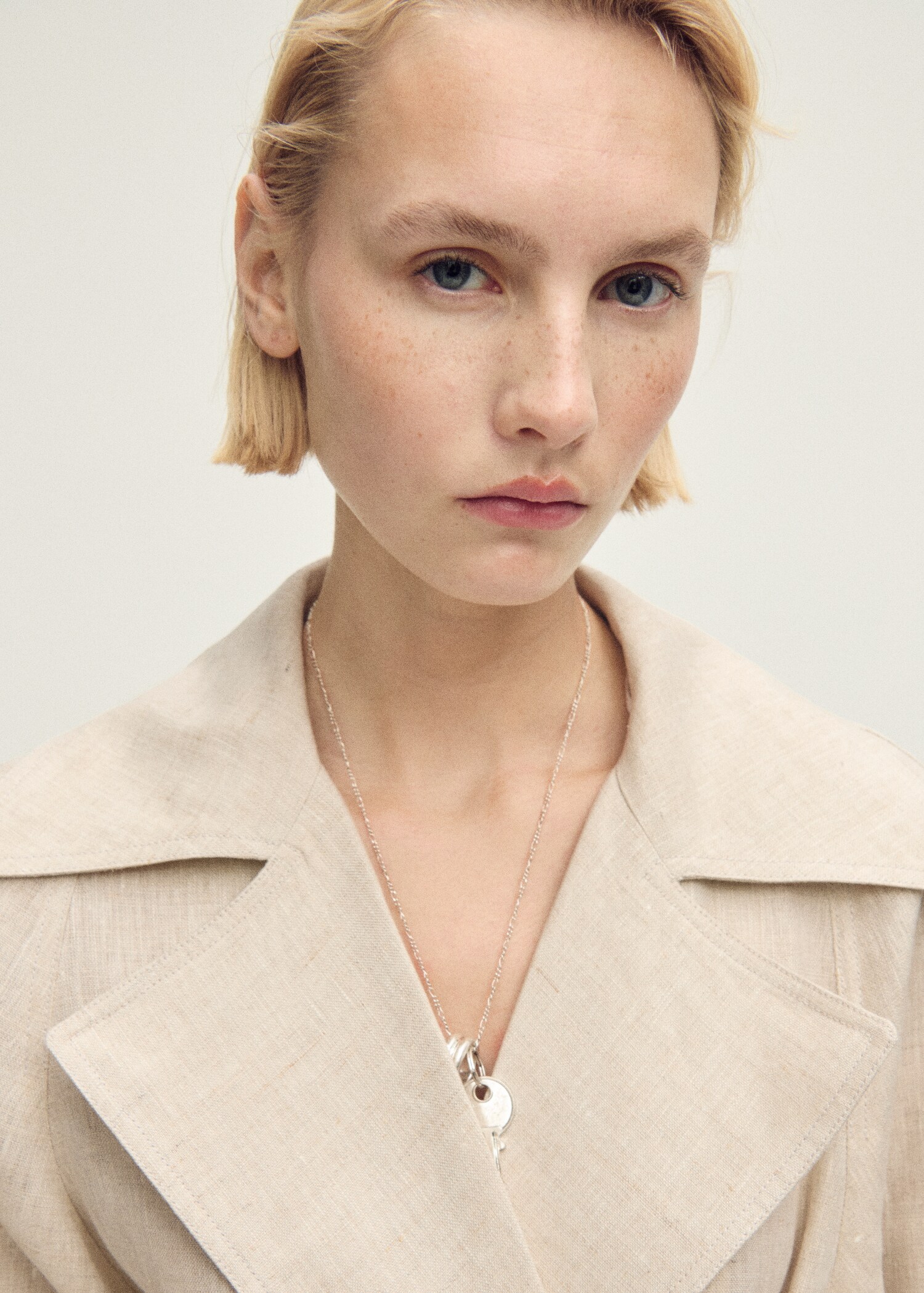 Leinen-Trenchcoat mit markantem Reverskragen - Detail des Artikels 1