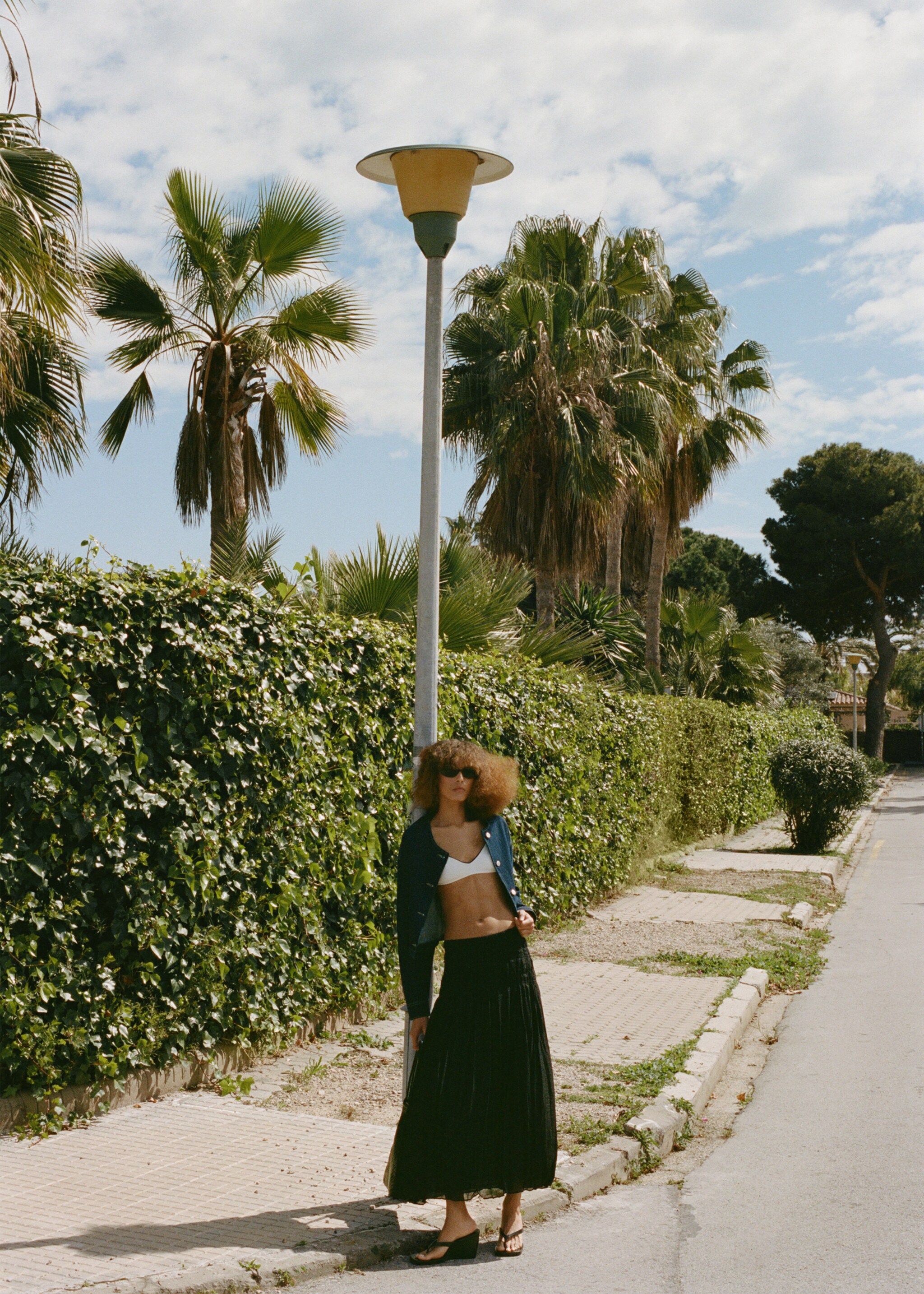 Gathered midi-skirt - Details of the article 7, Black. Ref: 87057690-00.