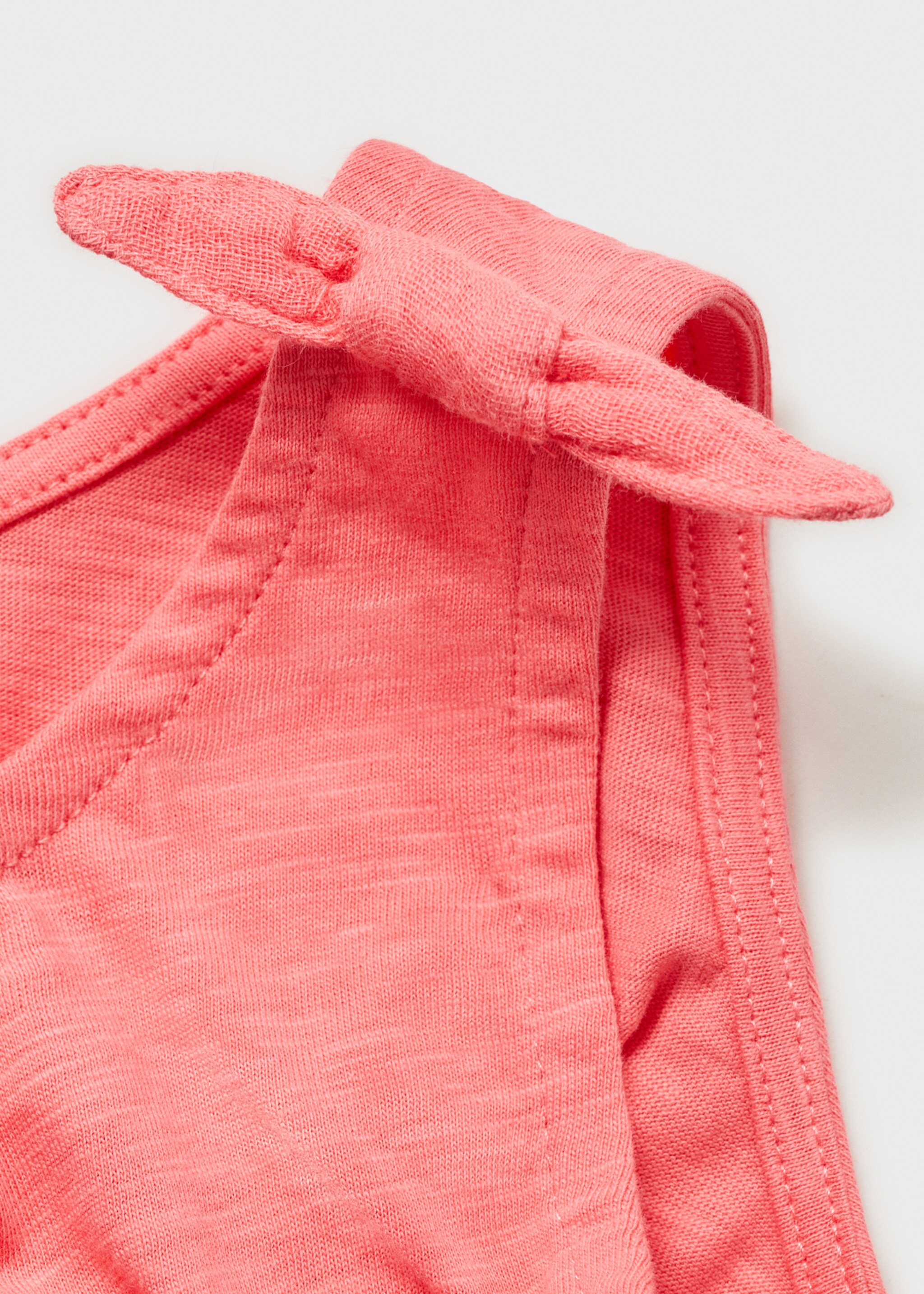 Kurzer Jumpsuit mit Schleifendetail - Detail des Artikels 0, Korallrot. Ref: 87057695-00.