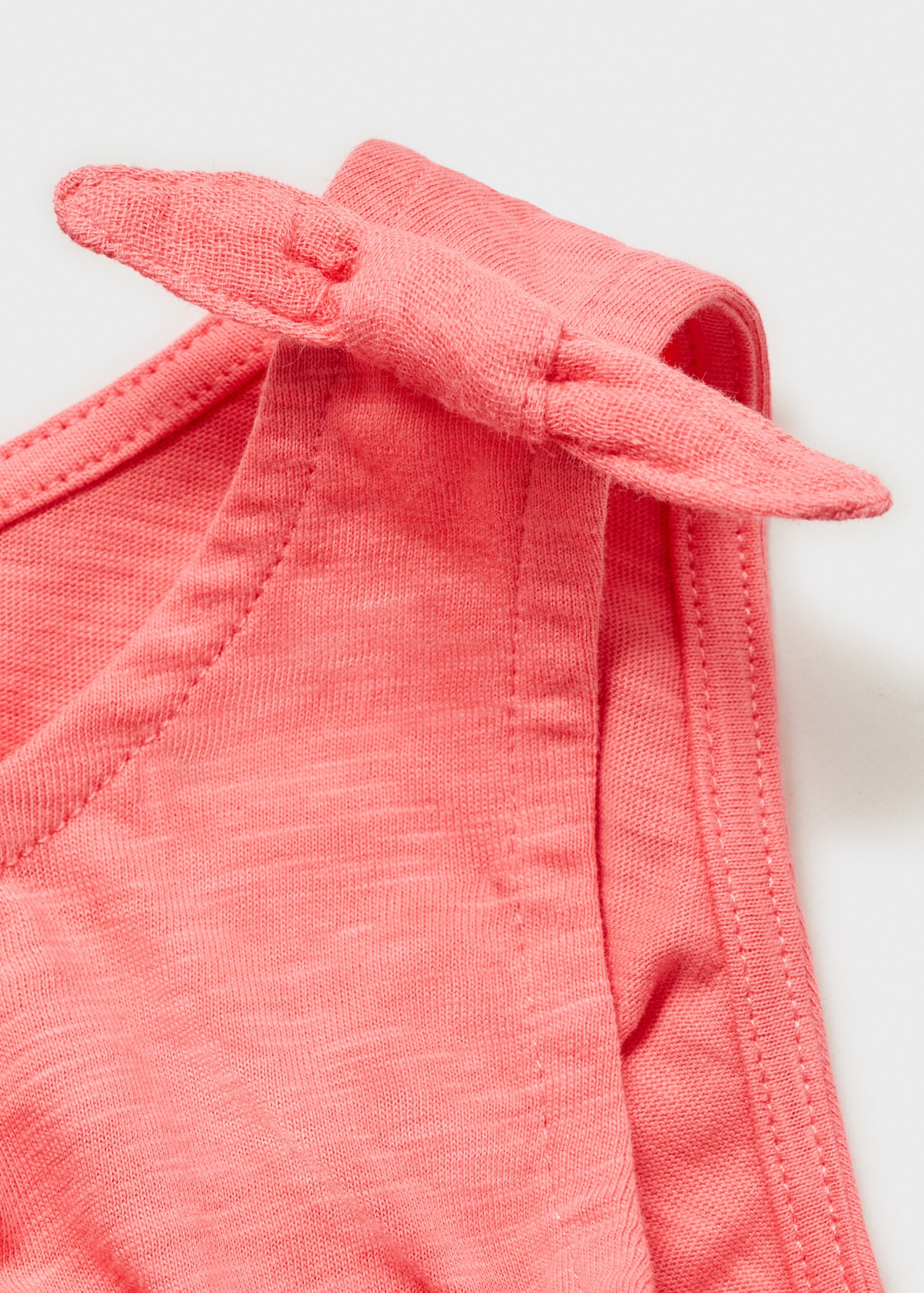 Kurzer Jumpsuit mit Schleifendetail - Detail des Artikels 0