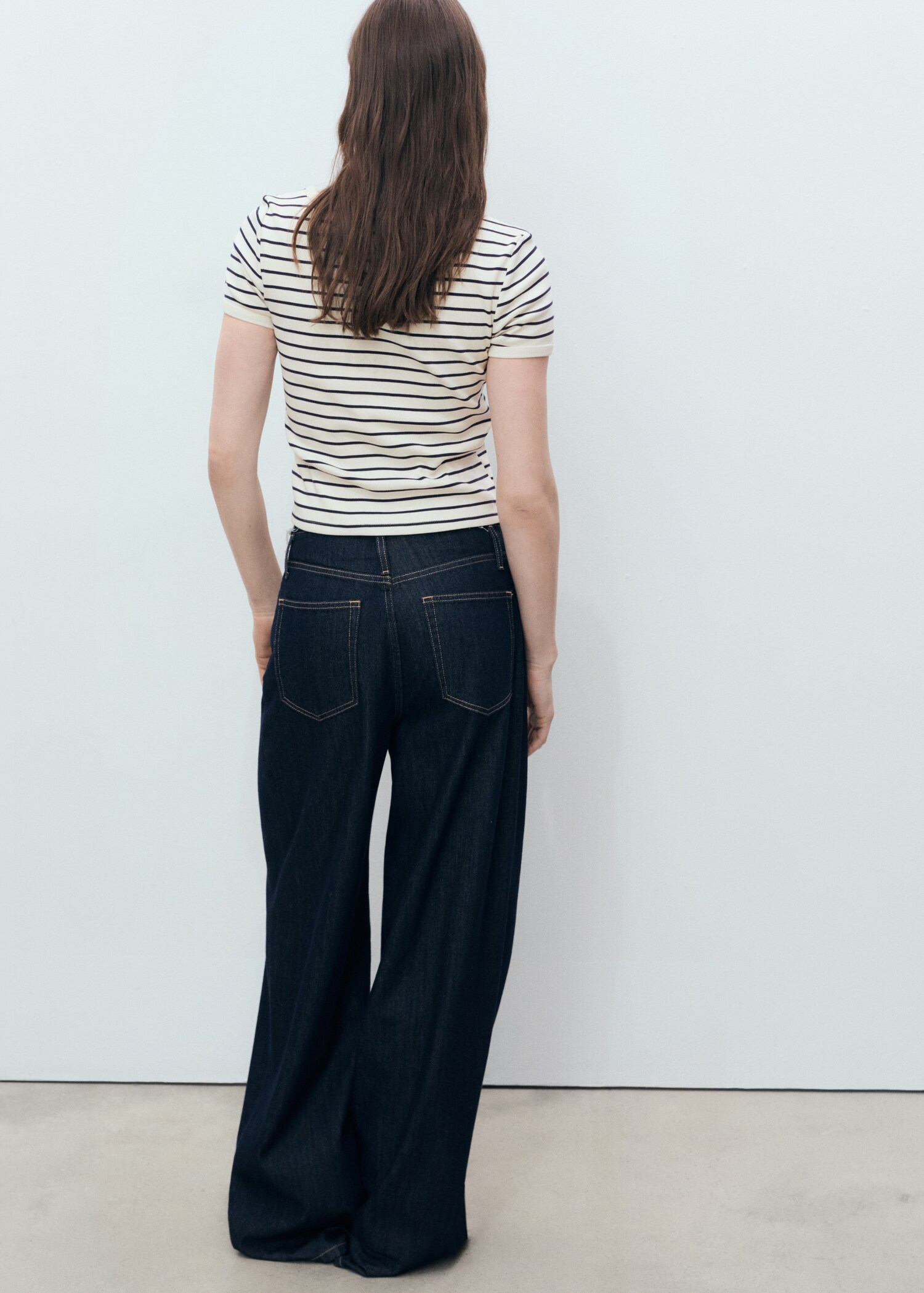 T-shirt en coton rayé à décolleté plongeant - Verso de l’article