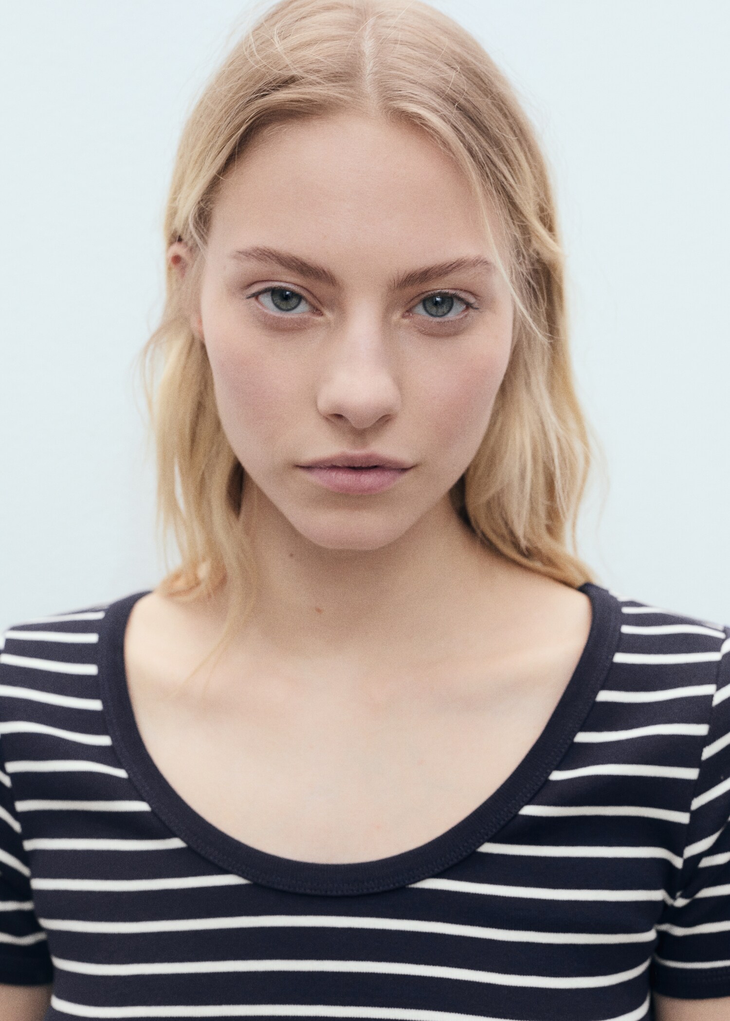 T-shirt en coton rayé à décolleté plongeant - Détail de l'article 1