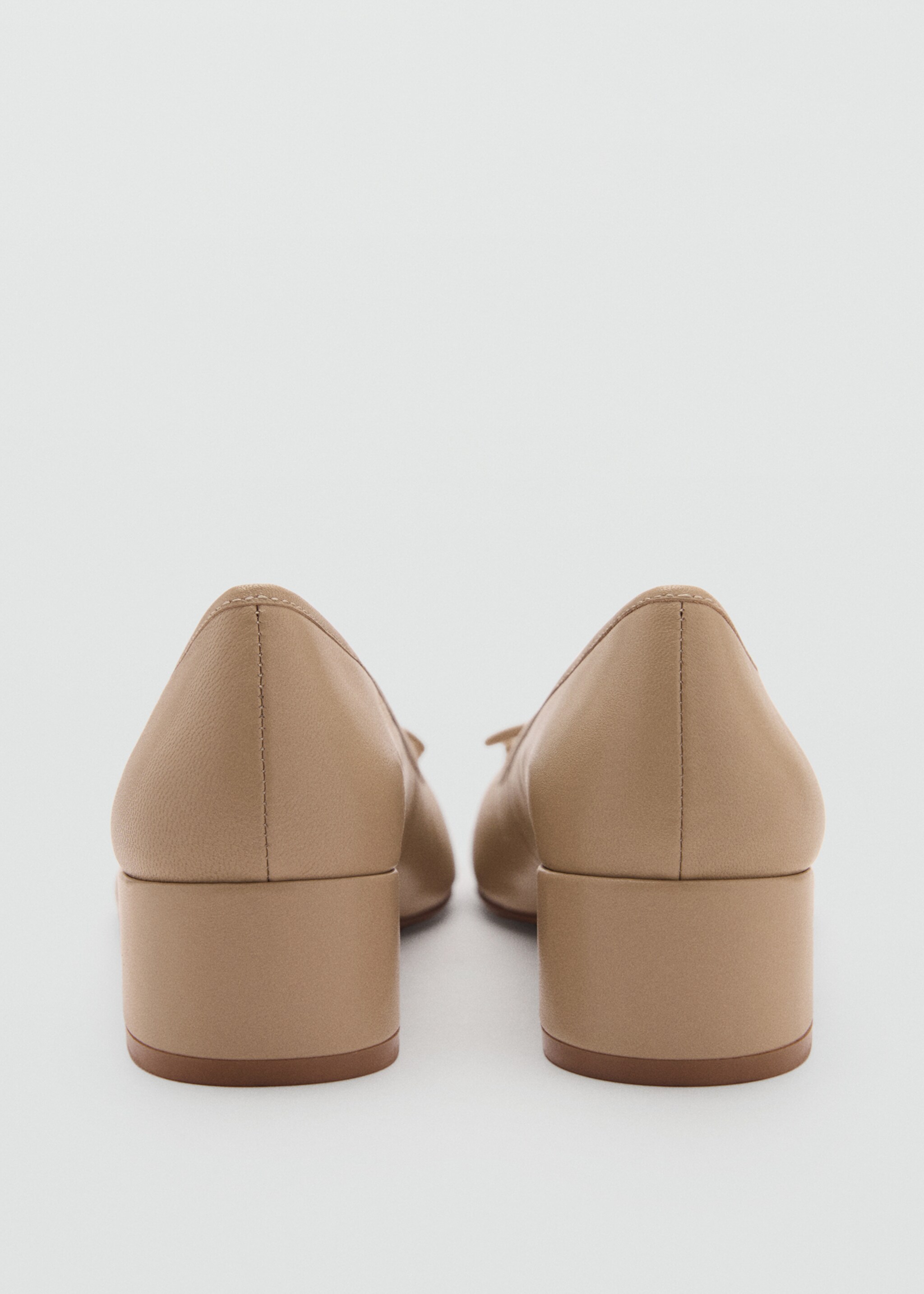 Heeled ballet flats with leather bow - Details of the article 2, Caramel. Ref: 87060419-00.