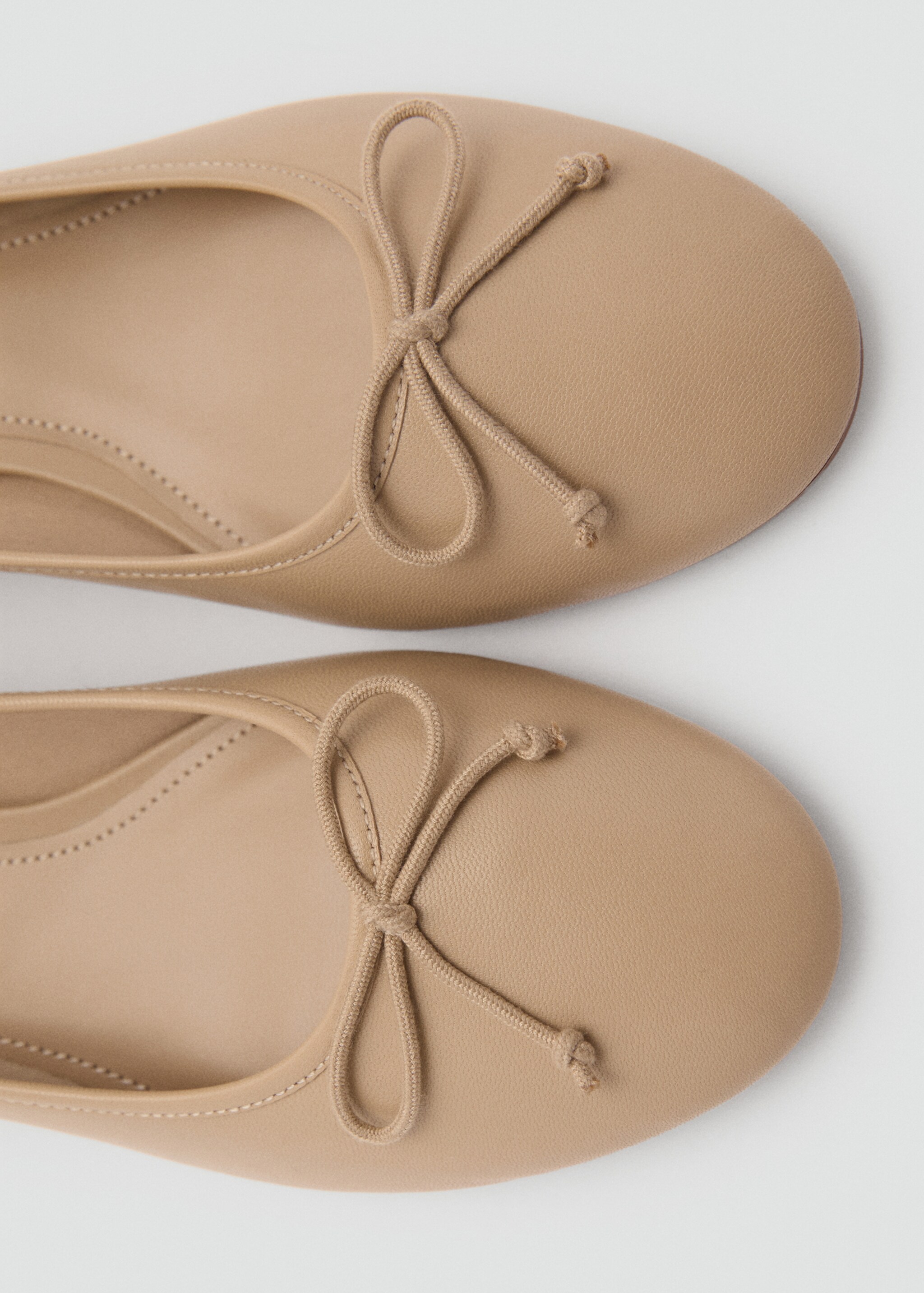Heeled ballet flats with leather bow - Details of the article 3, Caramel. Ref: 87060419-00.