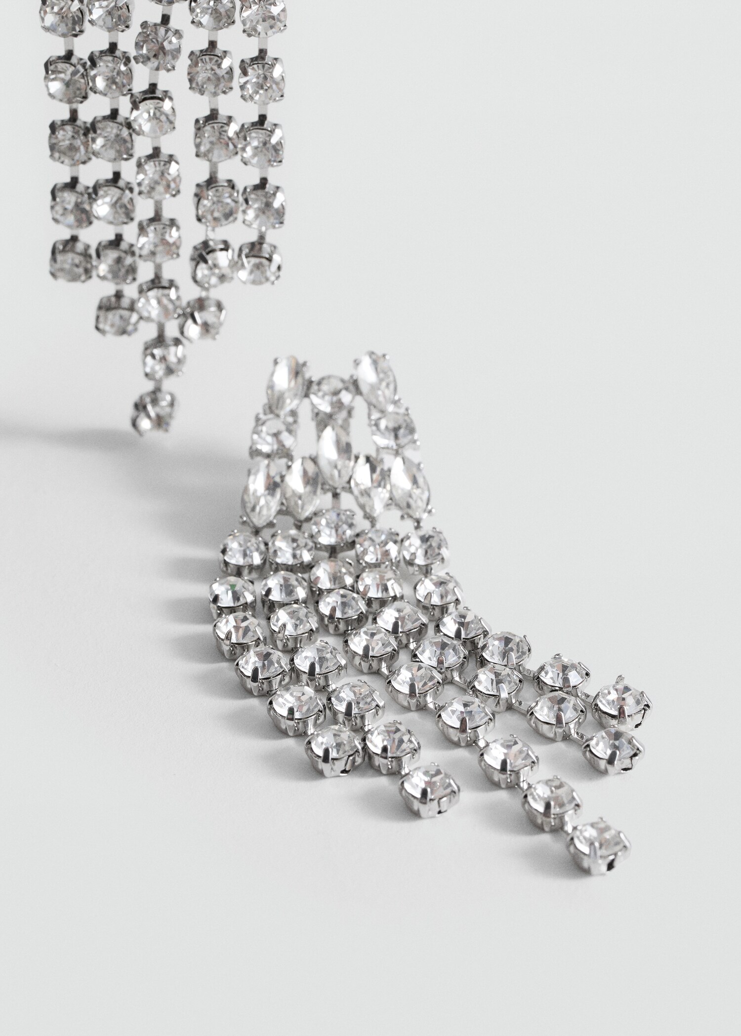 Facettierte Kaskaden-Ohrringe aus Kristallsteinen - Mittlere Ansicht