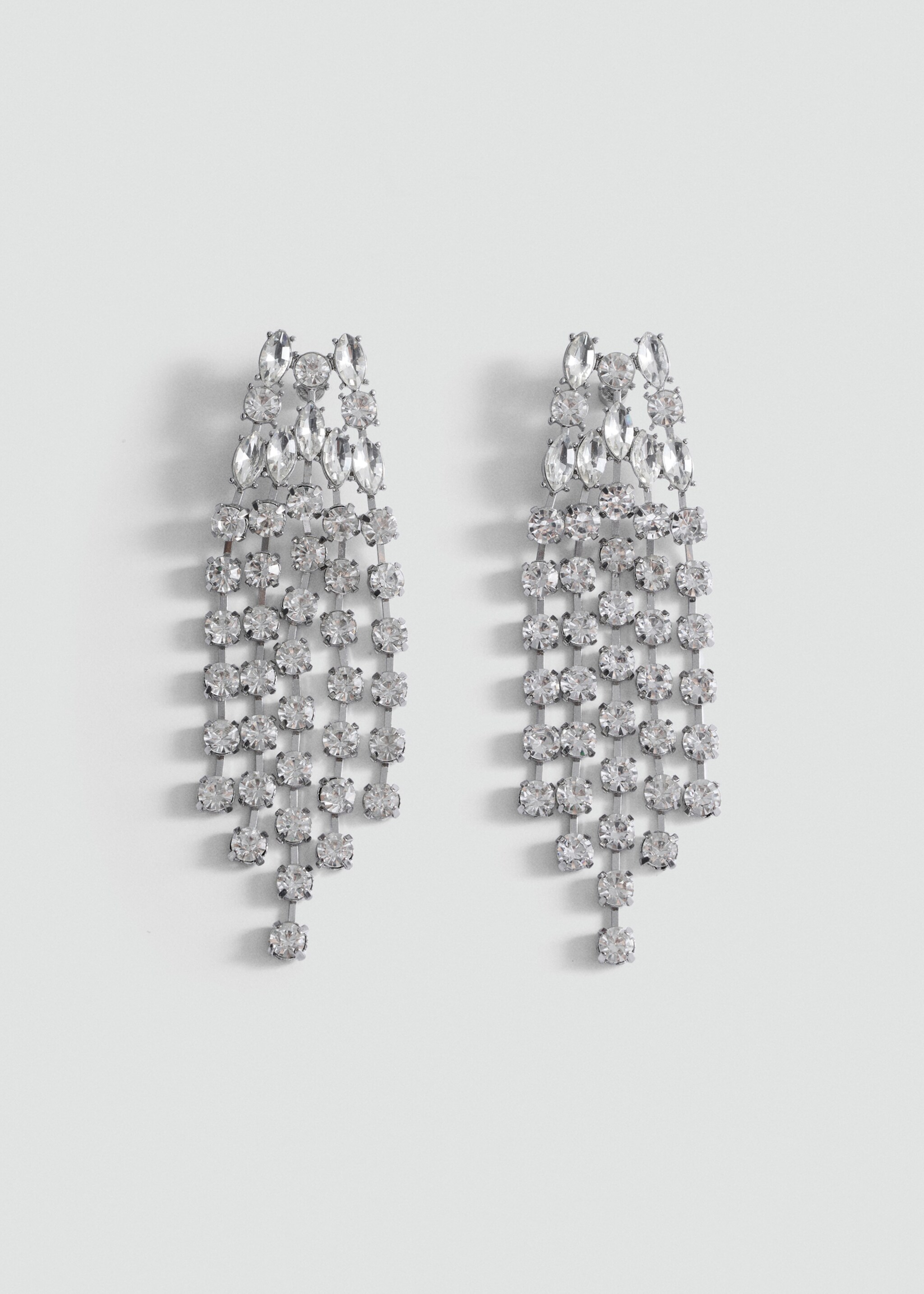 Facettierte Kaskaden-Ohrringe aus Kristallsteinen - Artikel ohne Model, Silber. Ref: 87060420-00.
