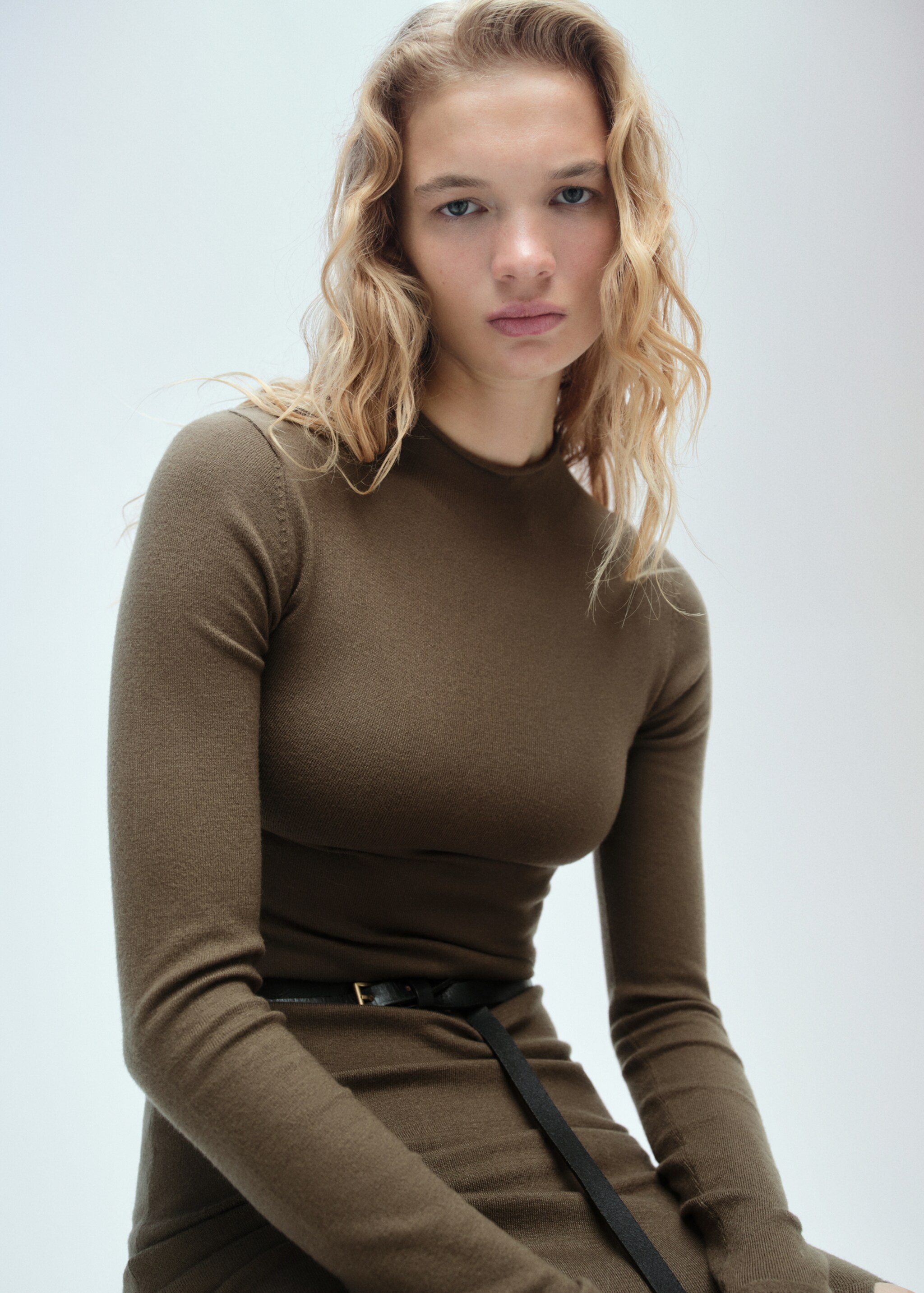 Side slit knit dress - Details of the article 2, Khaki. Ref: 87060425-00.