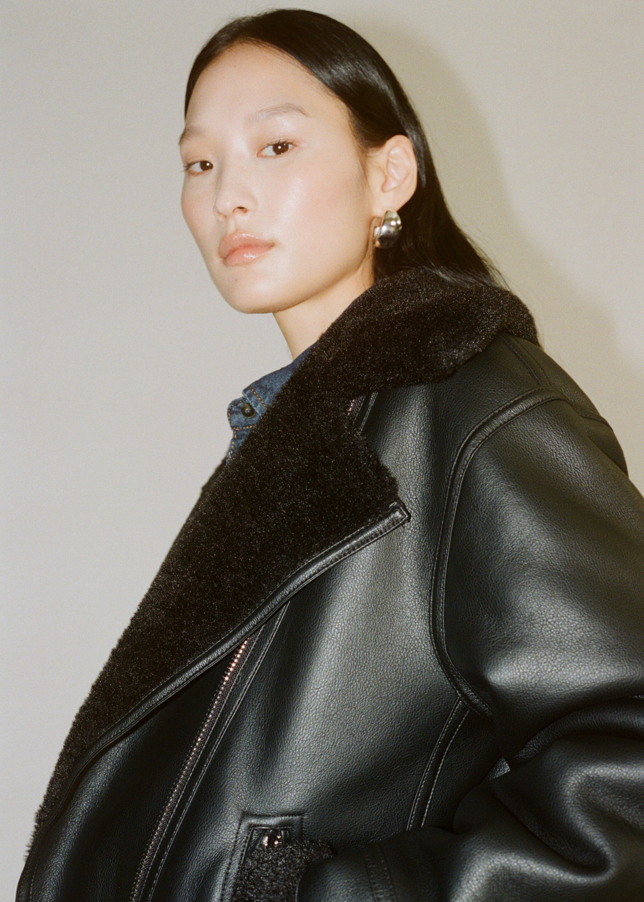 Jacket with shearling-effect lining - Details of the article 6, Black. Ref: 87060426-00.